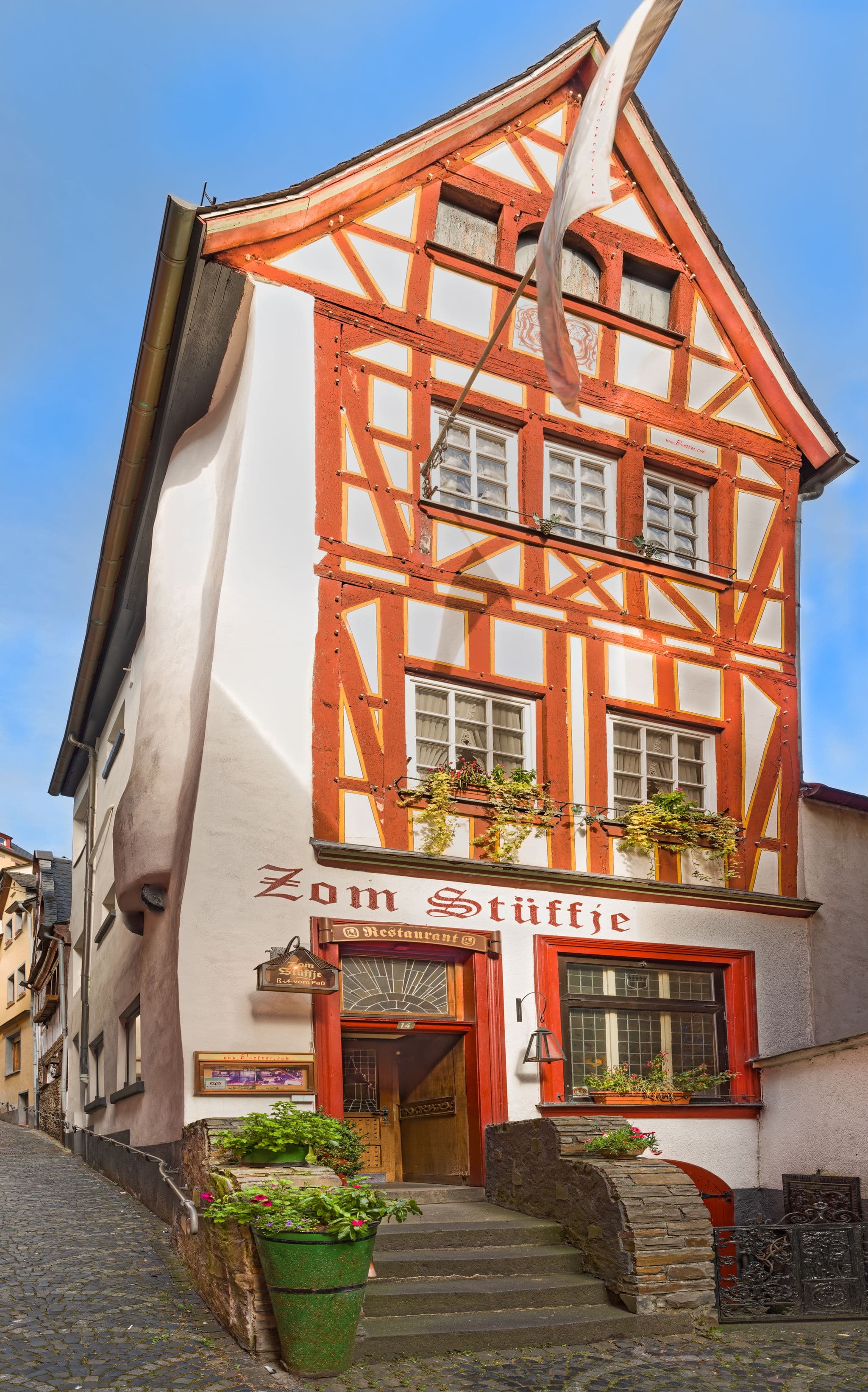 Street view near Hotel-Restaurant Lohspeicher, Cochem — © bluetner (CC BY-SA · Mapillary)