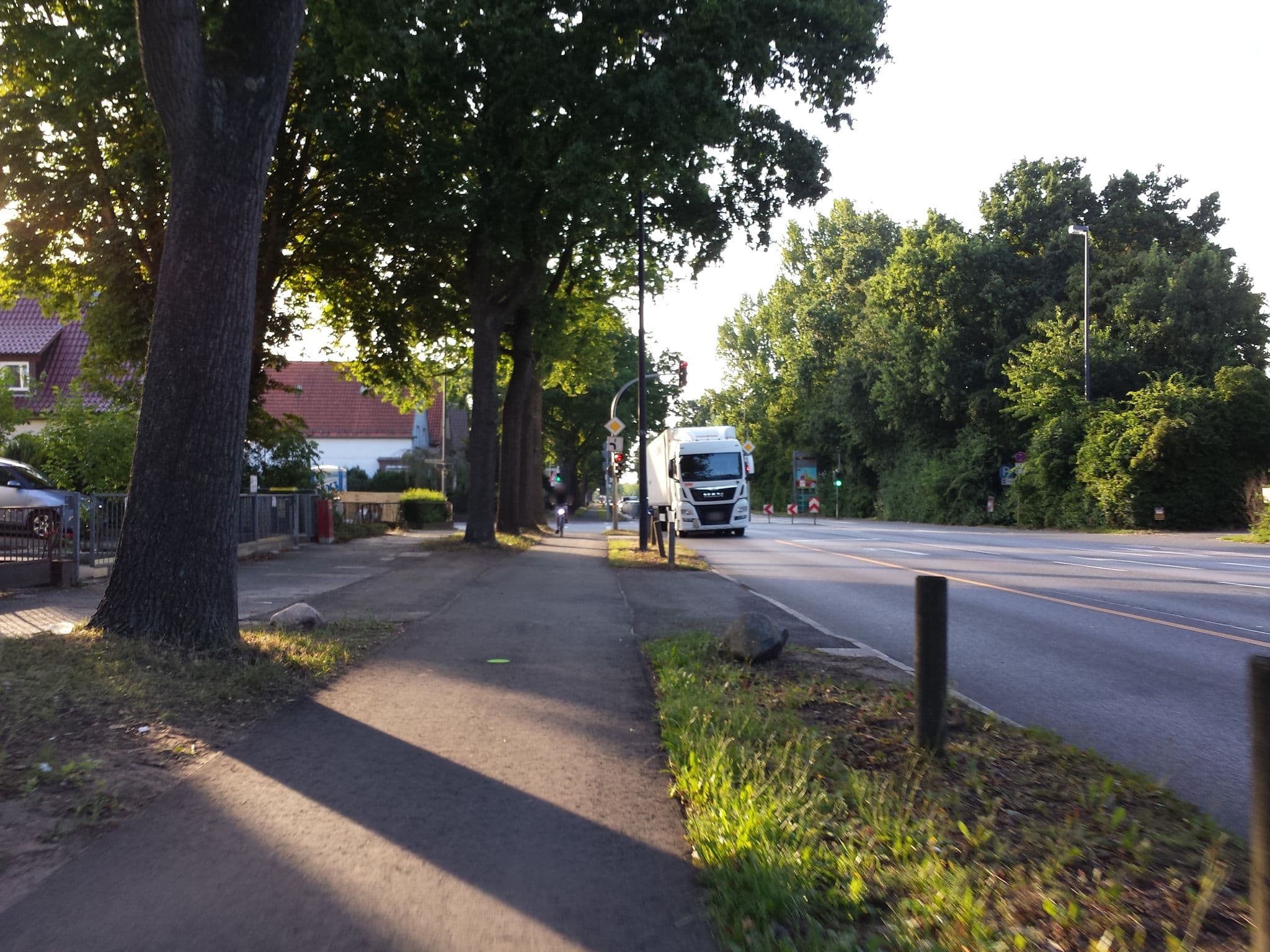 Street view near Airportgästehaus Bremen, Bremen — © hubert87 (CC BY-SA · Mapillary)