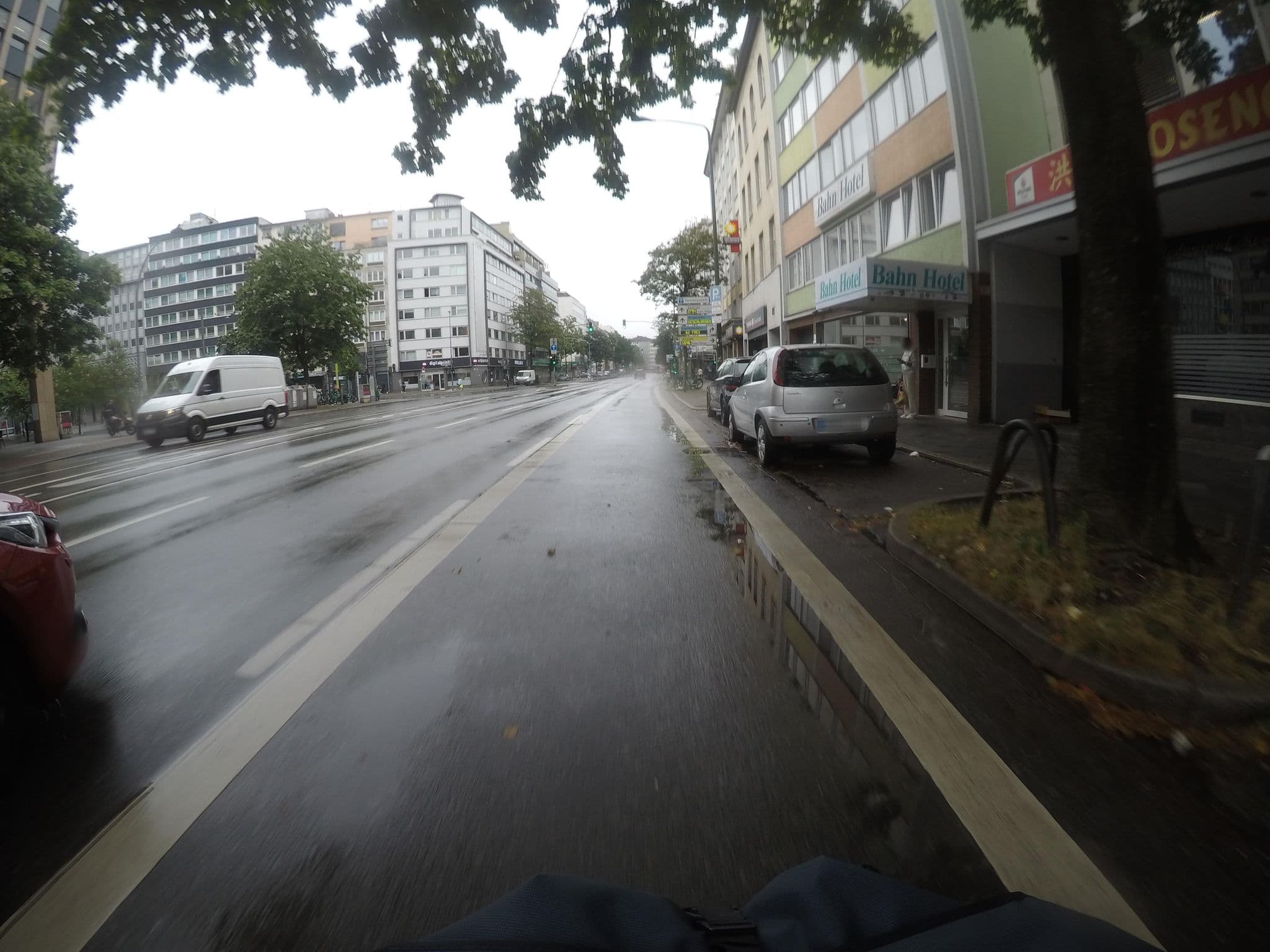 Street view near Bahn-Hotel, Düsseldorf — © mfa (CC BY-SA · Mapillary)