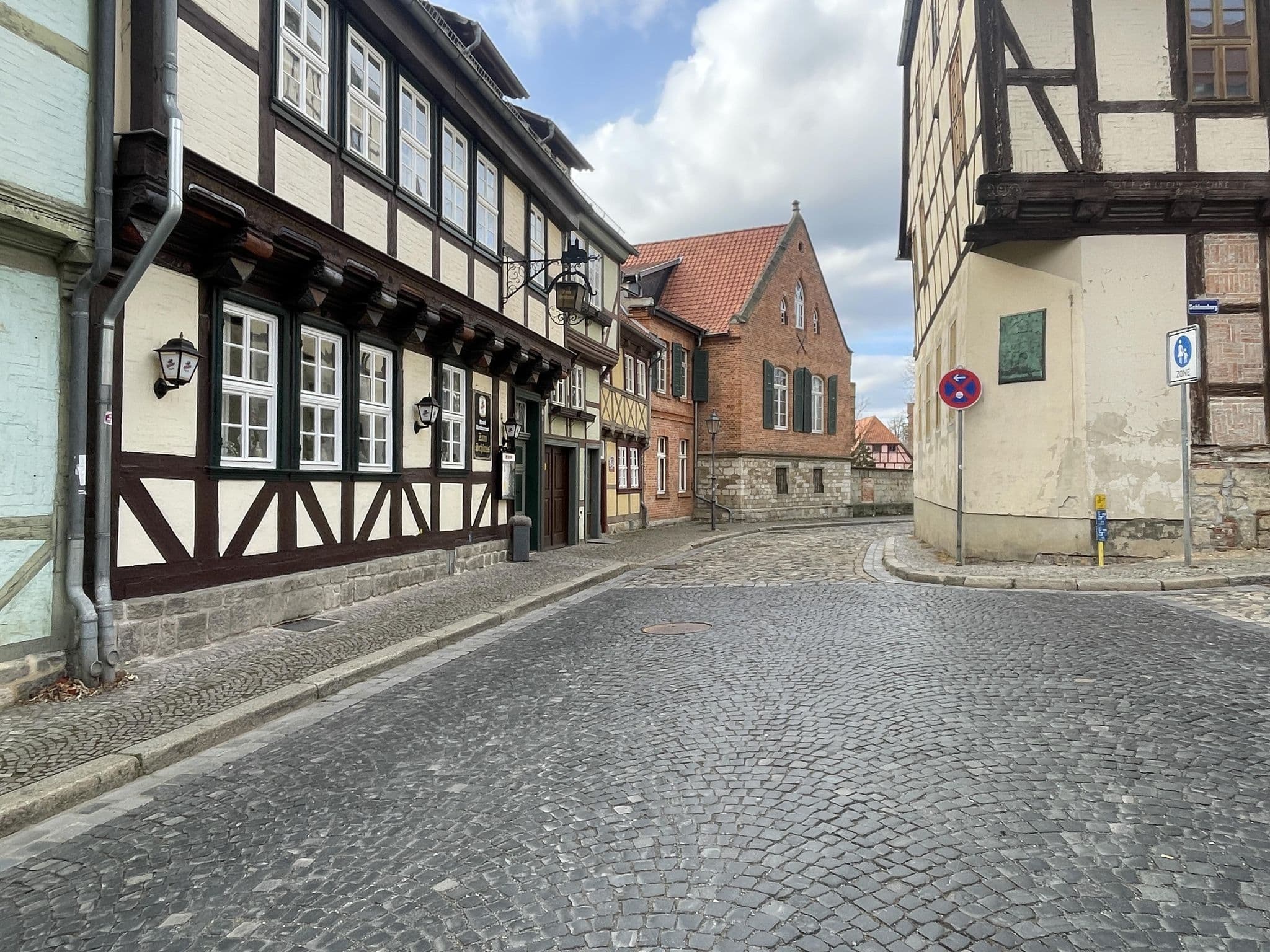 Street view near Hotel-Restaurant "Zum Schloss", Quedlinburg — © surveyor99 (CC BY-SA · Mapillary)