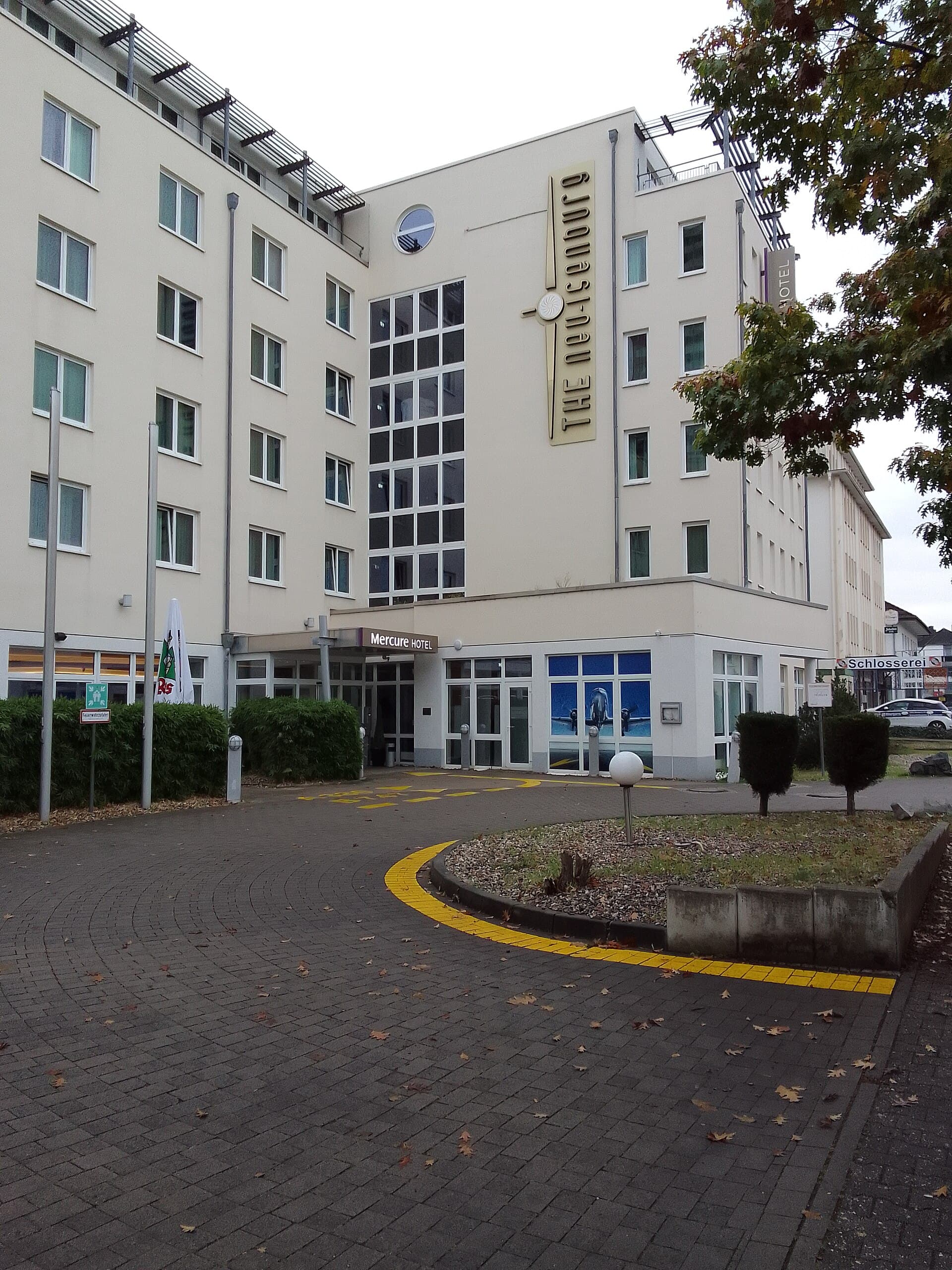 Mercure Hotel Frankfurt Airport Neu-Isenburg (via Wikimedia Commons, CC BY-SA 3.0)