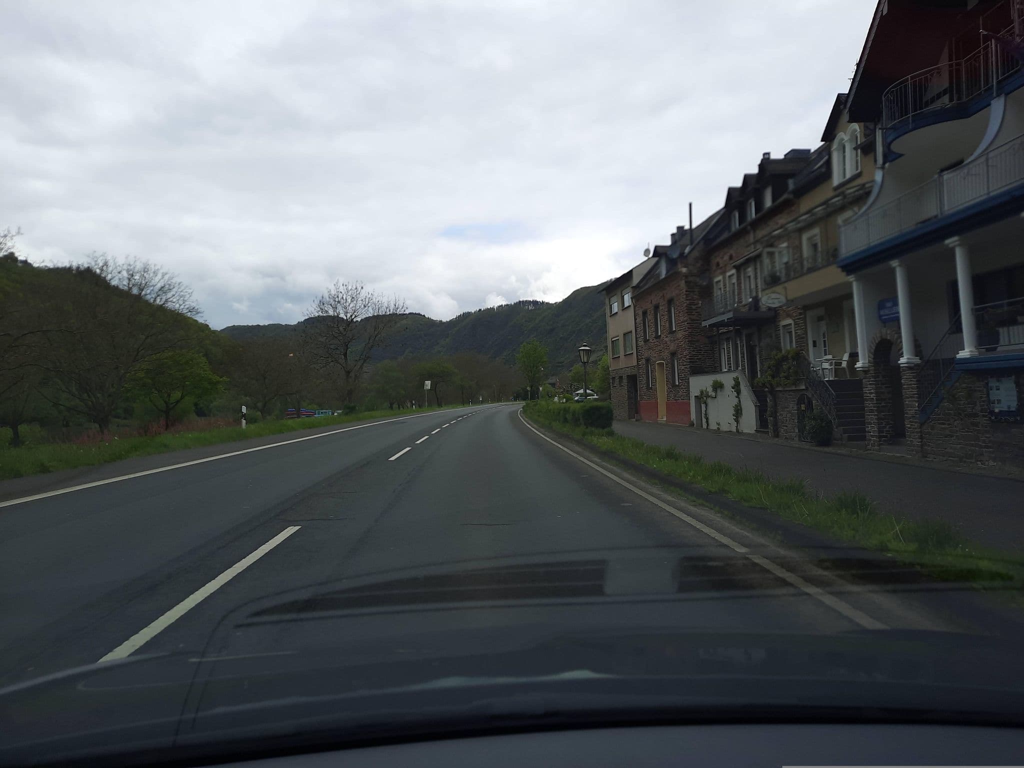 Street view near Haus Moselliebe, Ediger-Eller — © Lowiekse (CC BY-SA · Mapillary)