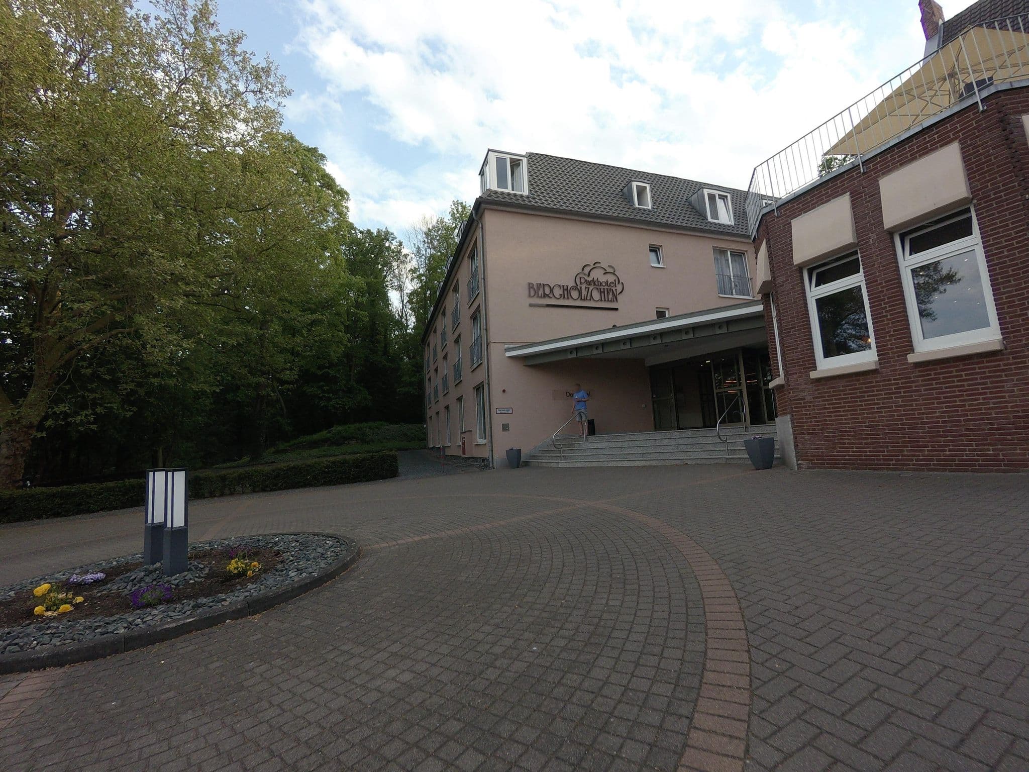 Street view near Parkhotel Berghölzchen, Hildesheim — © ankeric (CC BY-SA · Mapillary)