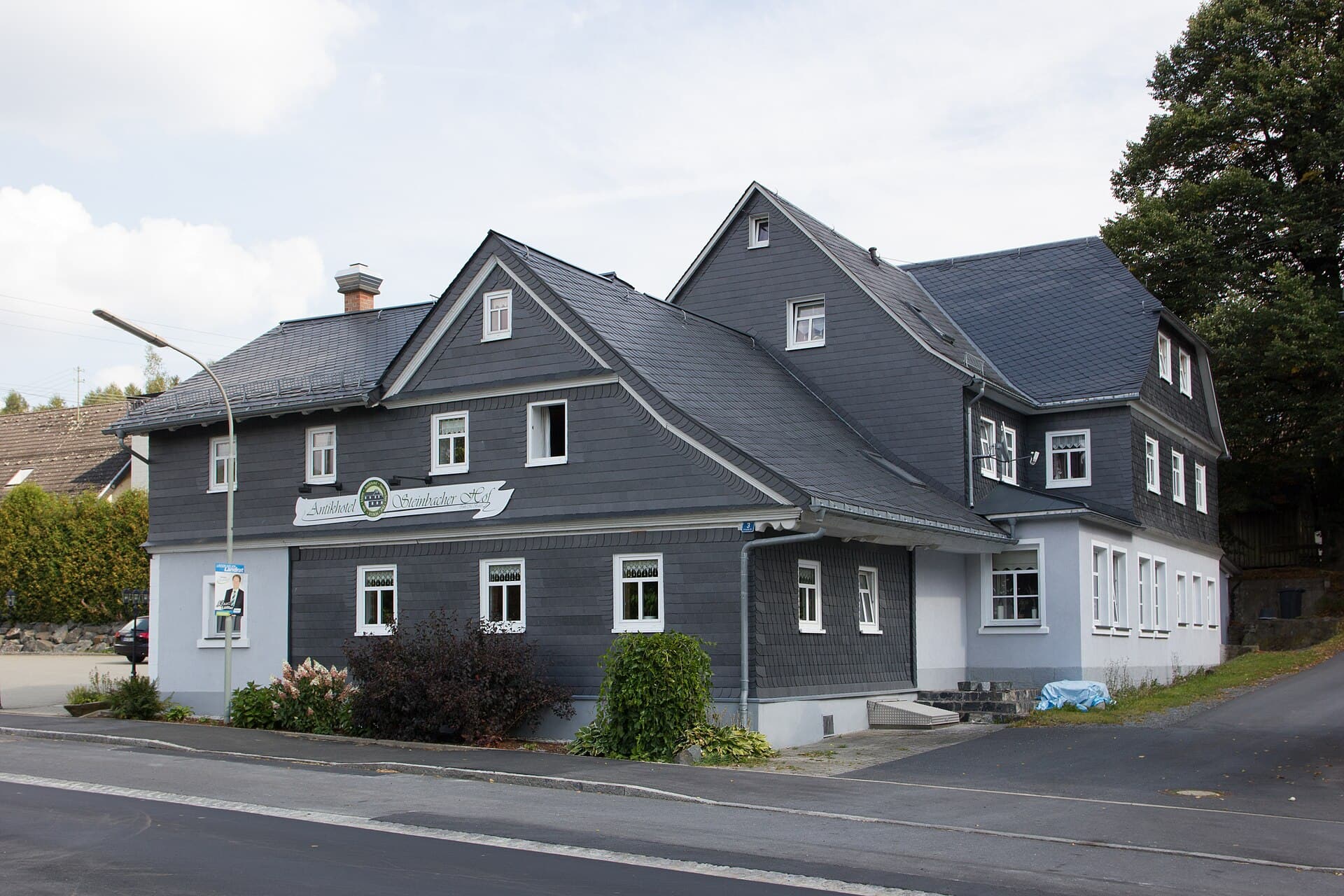 Antikhotel Steinbacher Hof (via Wikimedia Commons, CC BY-SA 4.0)