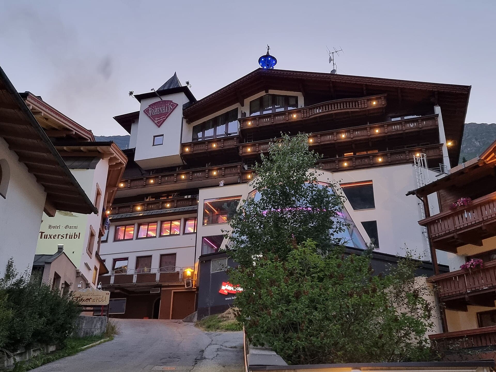 Alpenbad Hotel Hohenhaus (via Wikimedia Commons, CC BY-SA 3.0)