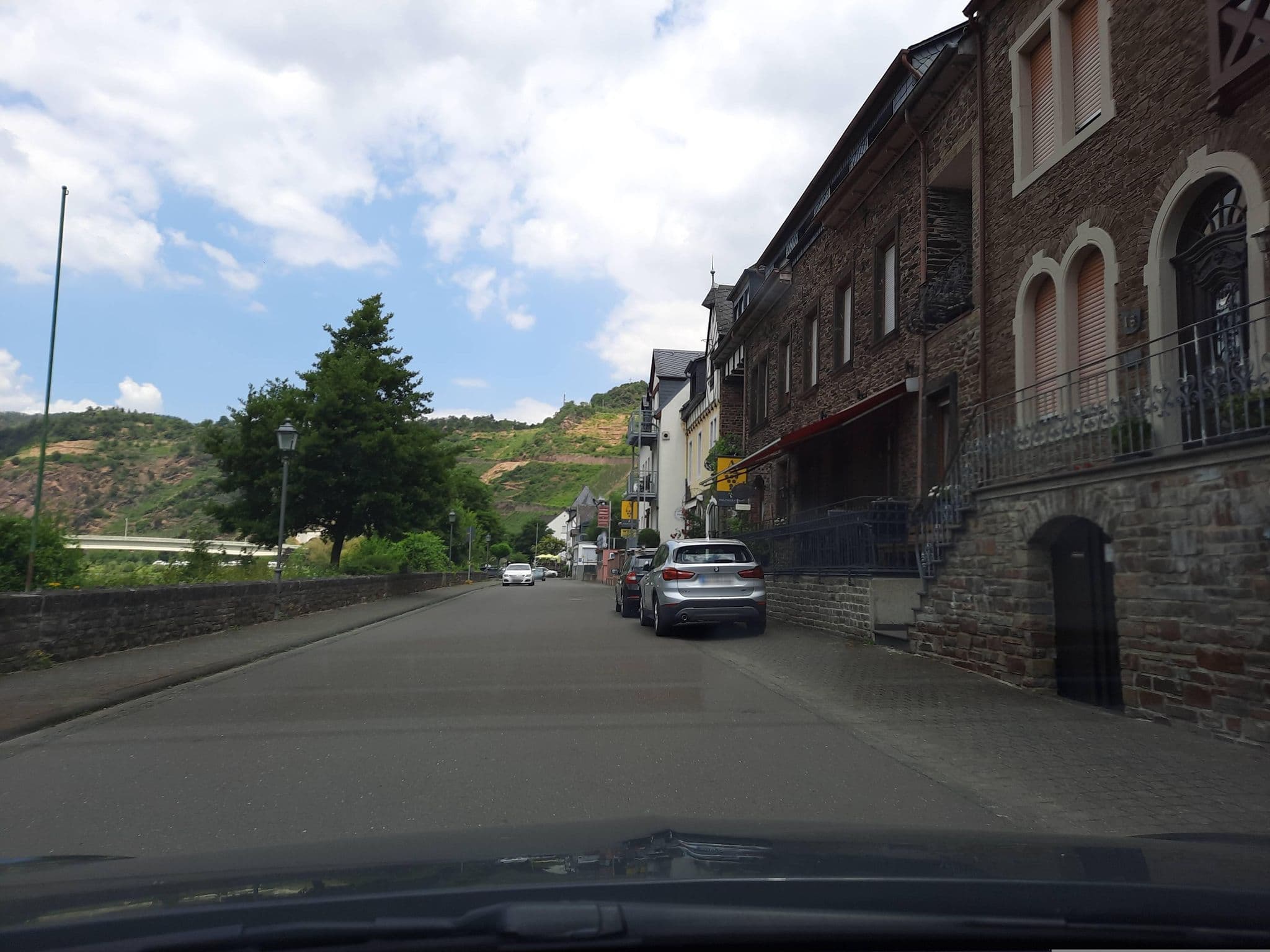 Street view near Weingut Rolf Croeff, Ediger-Eller — © Lowiekse (CC BY-SA · Mapillary)