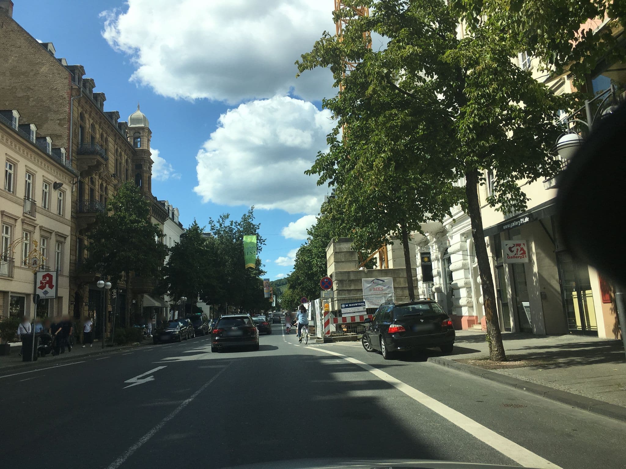 Street view near Hotel am Kochbrunnen, Wiesbaden — © chuck (CC BY-SA · Mapillary)