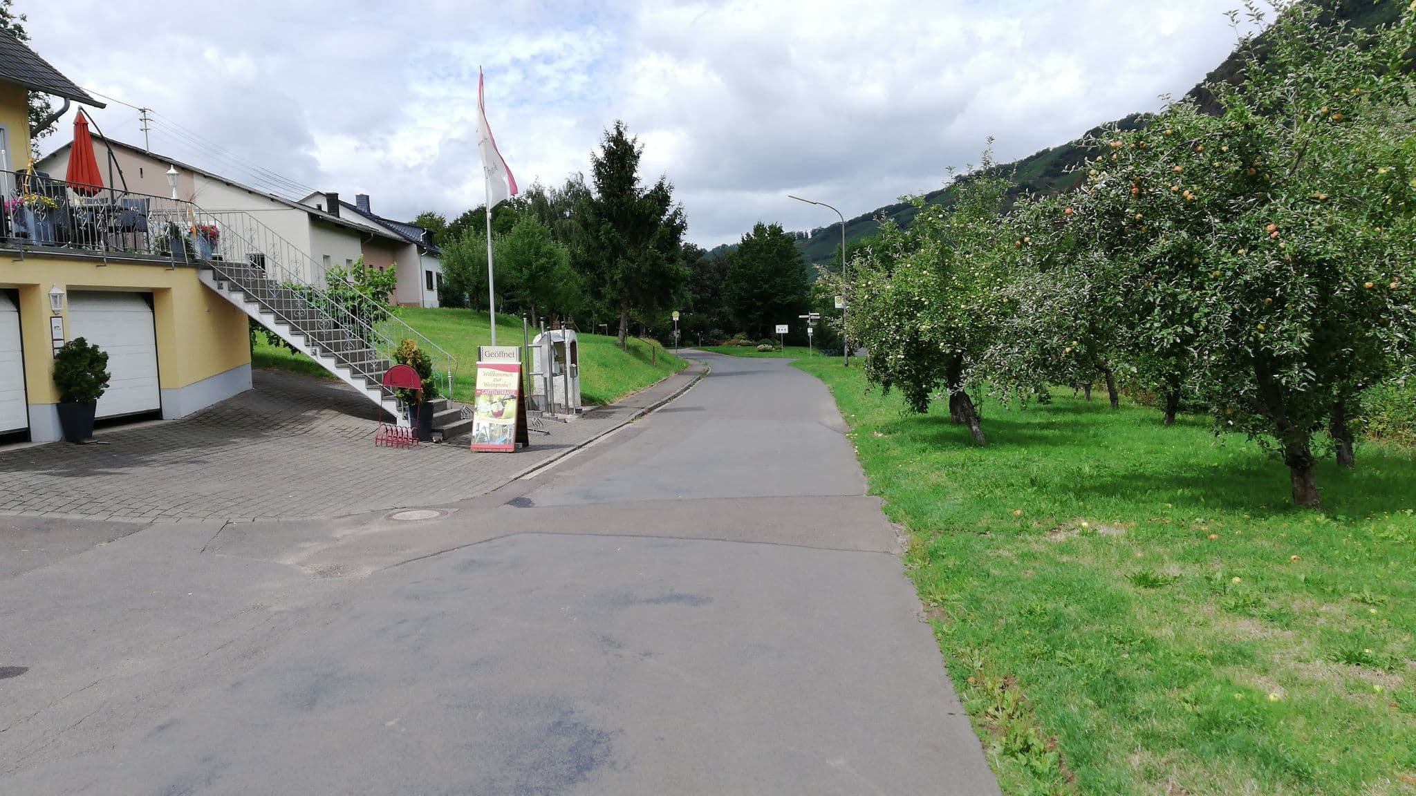 Street view near Weinhof Sankt Anna, Zeltingen-Rachtig — © mike2302 (CC BY-SA · Mapillary)