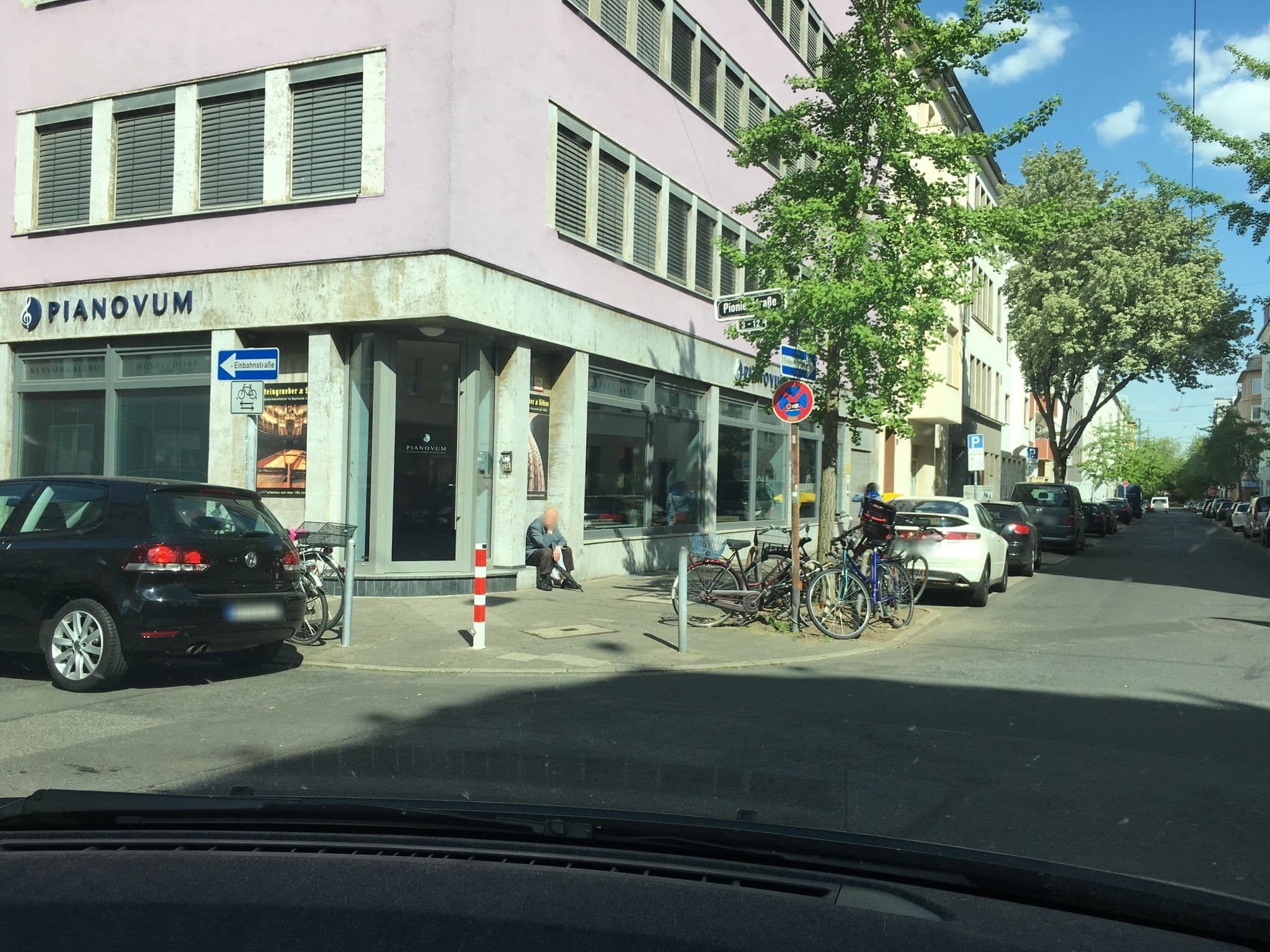 Street view near Hotel MAX Garni, Düsseldorf — © noel (CC BY-SA · Mapillary)