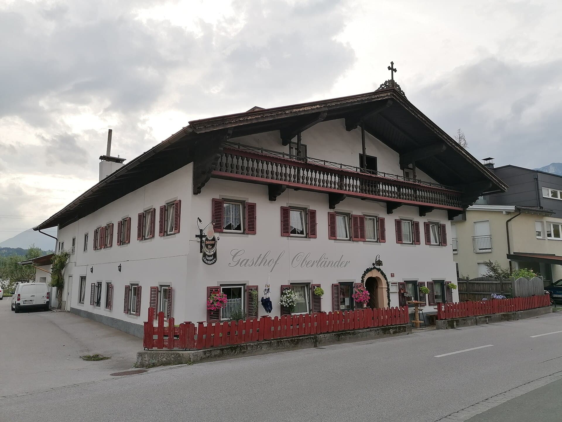 Gasthof Oberländer (via Wikimedia Commons, CC BY-SA 4.0)