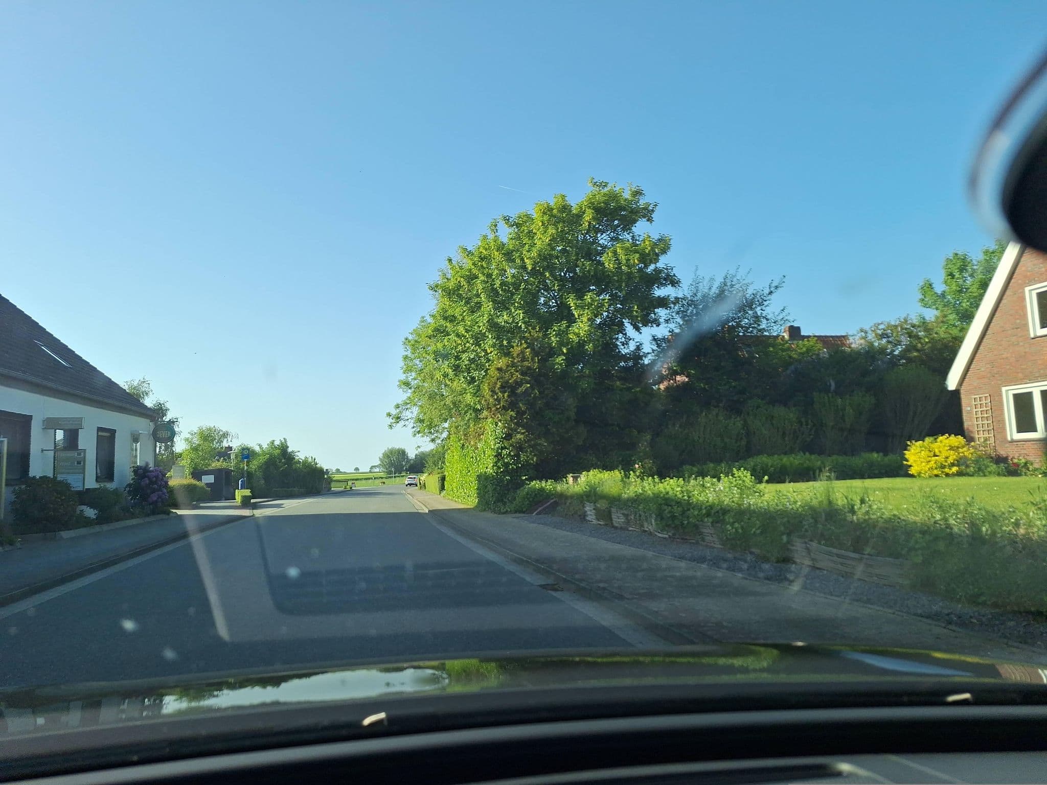 Street view near Käpt'n Pupkes - Restaurant-Hotel, Schillig — © Viator_Invisibilis (CC BY-SA · Mapillary)