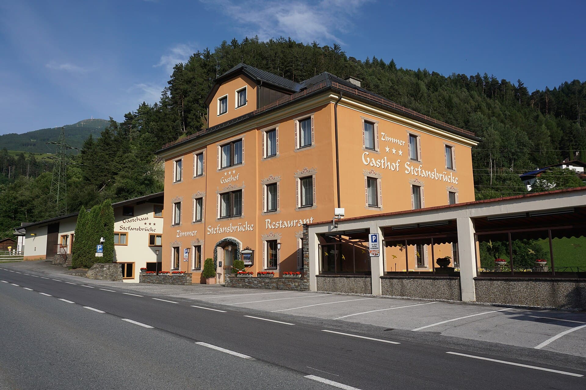 Hotel Gasthof Stefansbrücke (via Wikimedia Commons, CC BY-SA 4.0)