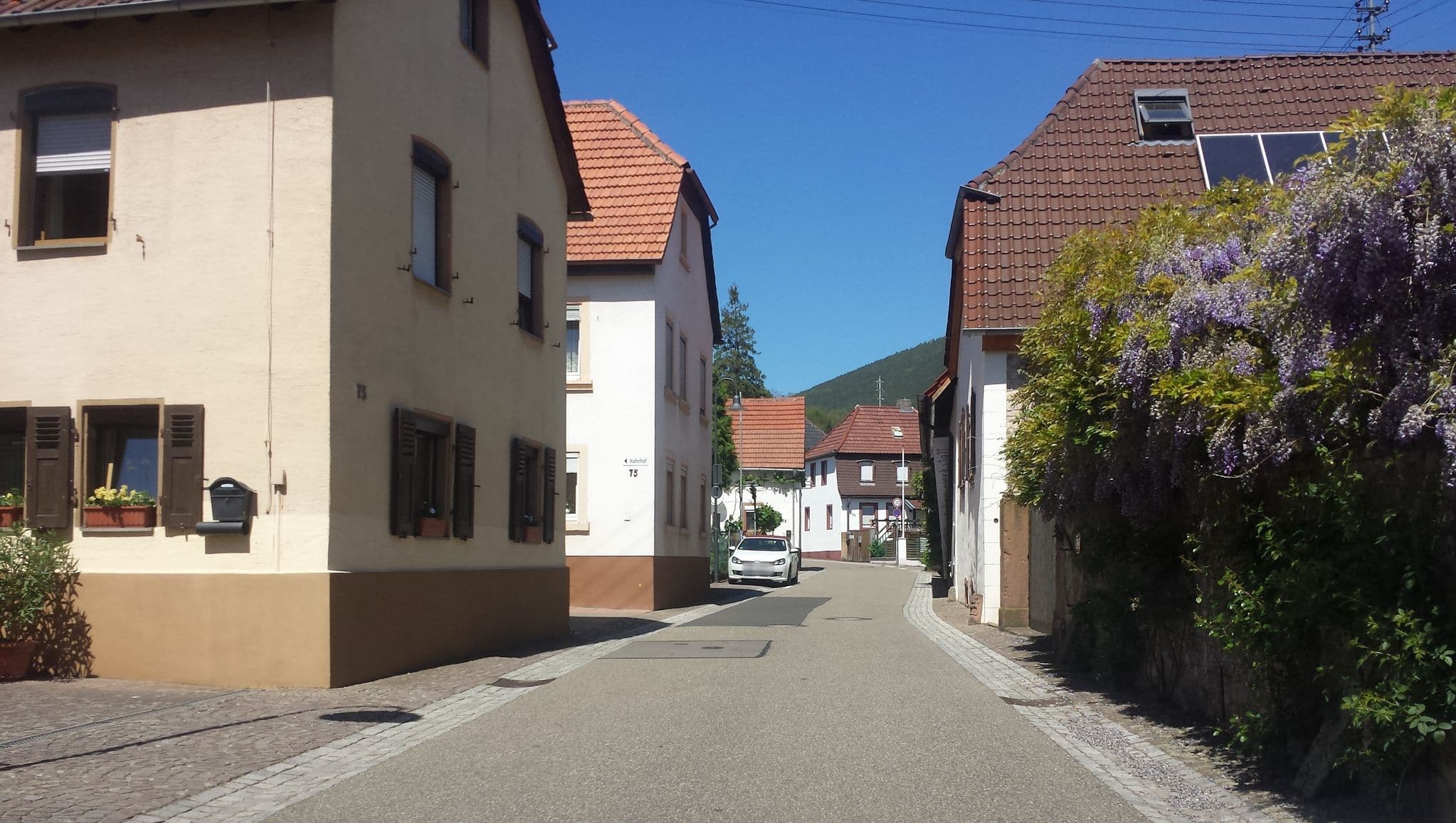 Street view near Ferienwohnung unter der Kapelle, Rhodt unter Rietburg — © wegavision (CC BY-SA · Mapillary)