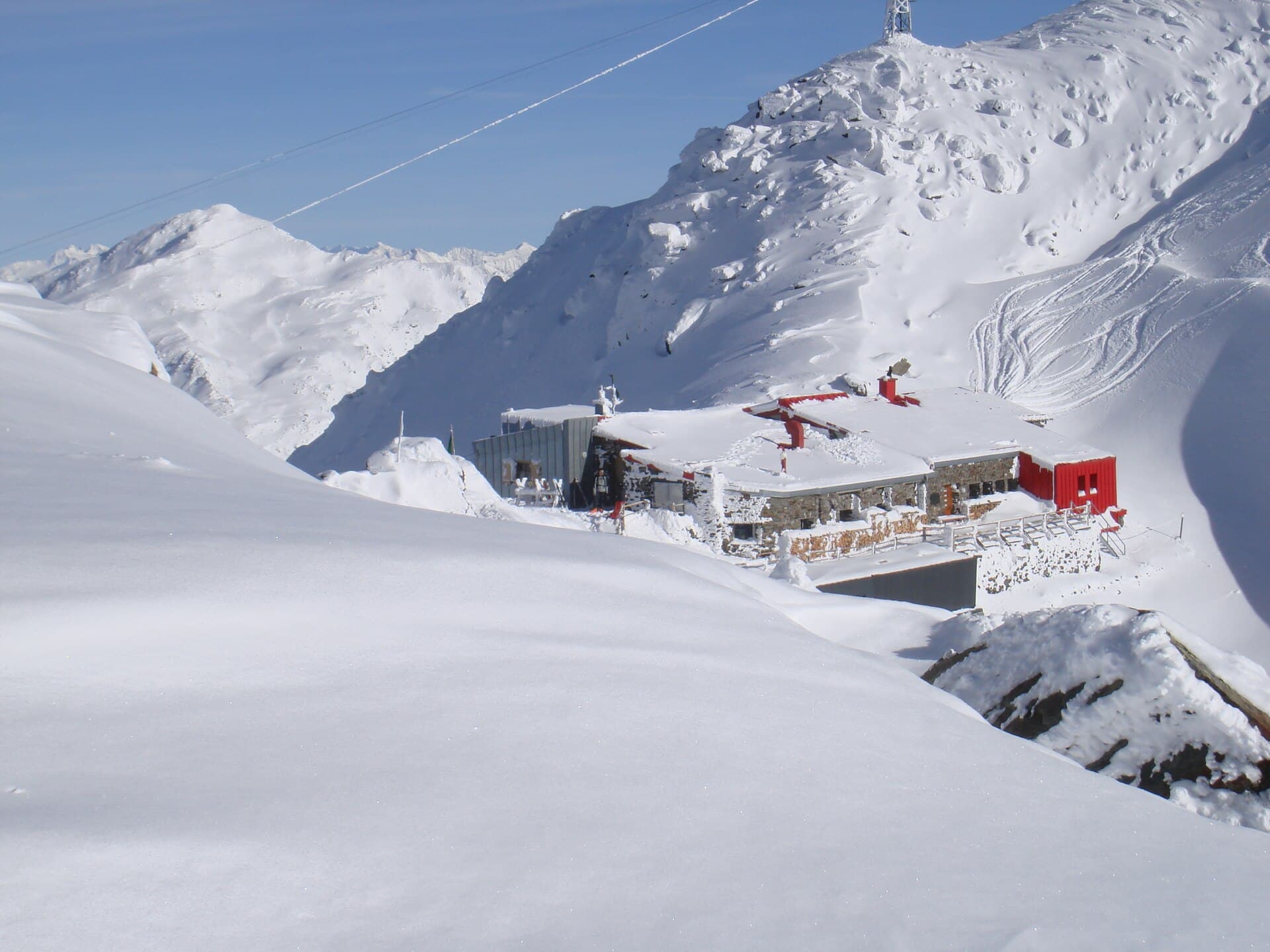 Glungezerhütte (via Wikimedia Commons, Public domain)