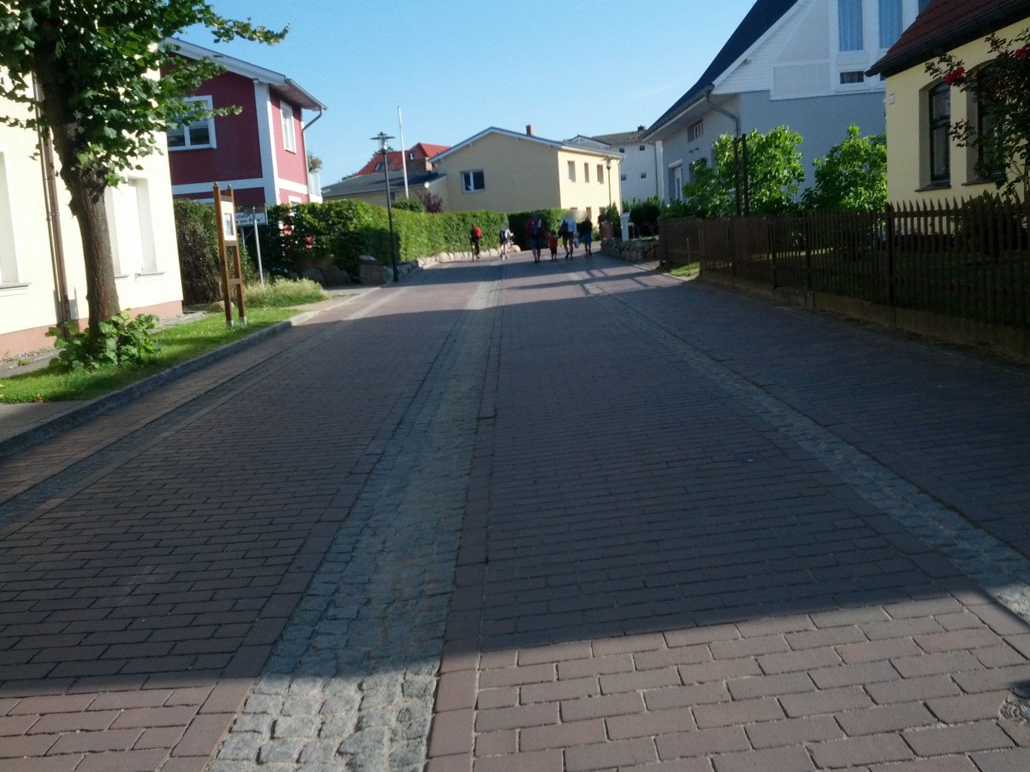 Street view near Apartmentresidenz Ostseestrand, Ostseebad Kühlungsborn — © zoegglmeyr (CC BY-SA · Mapillary)