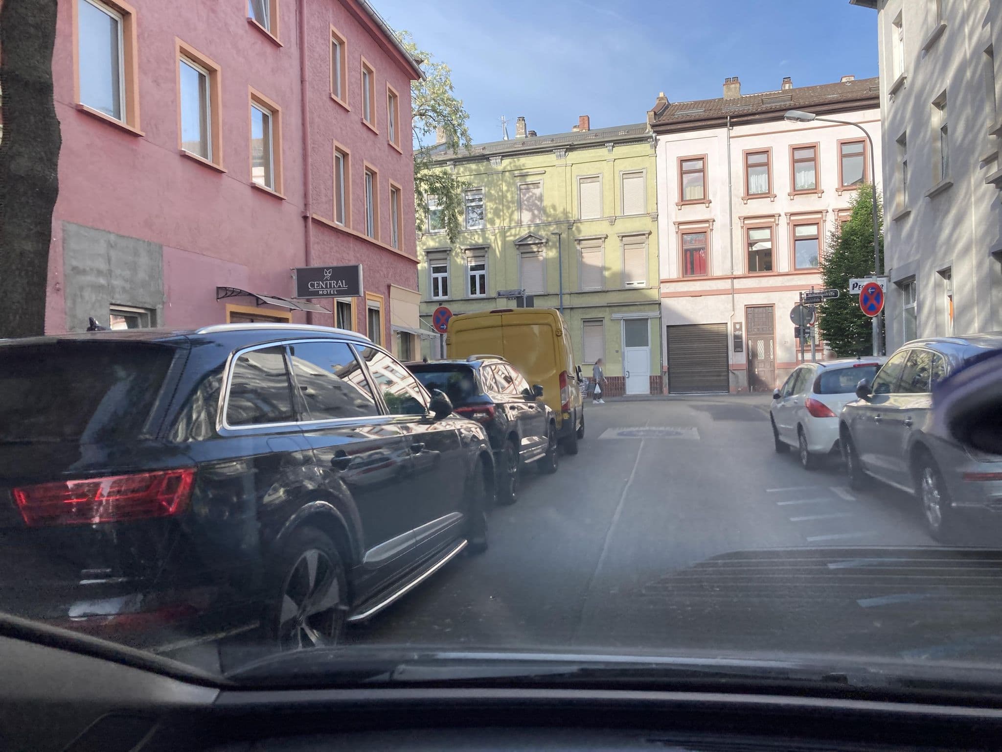 Street view near Fly'In Hotel, Offenbach — © robffm (CC BY-SA · Mapillary)