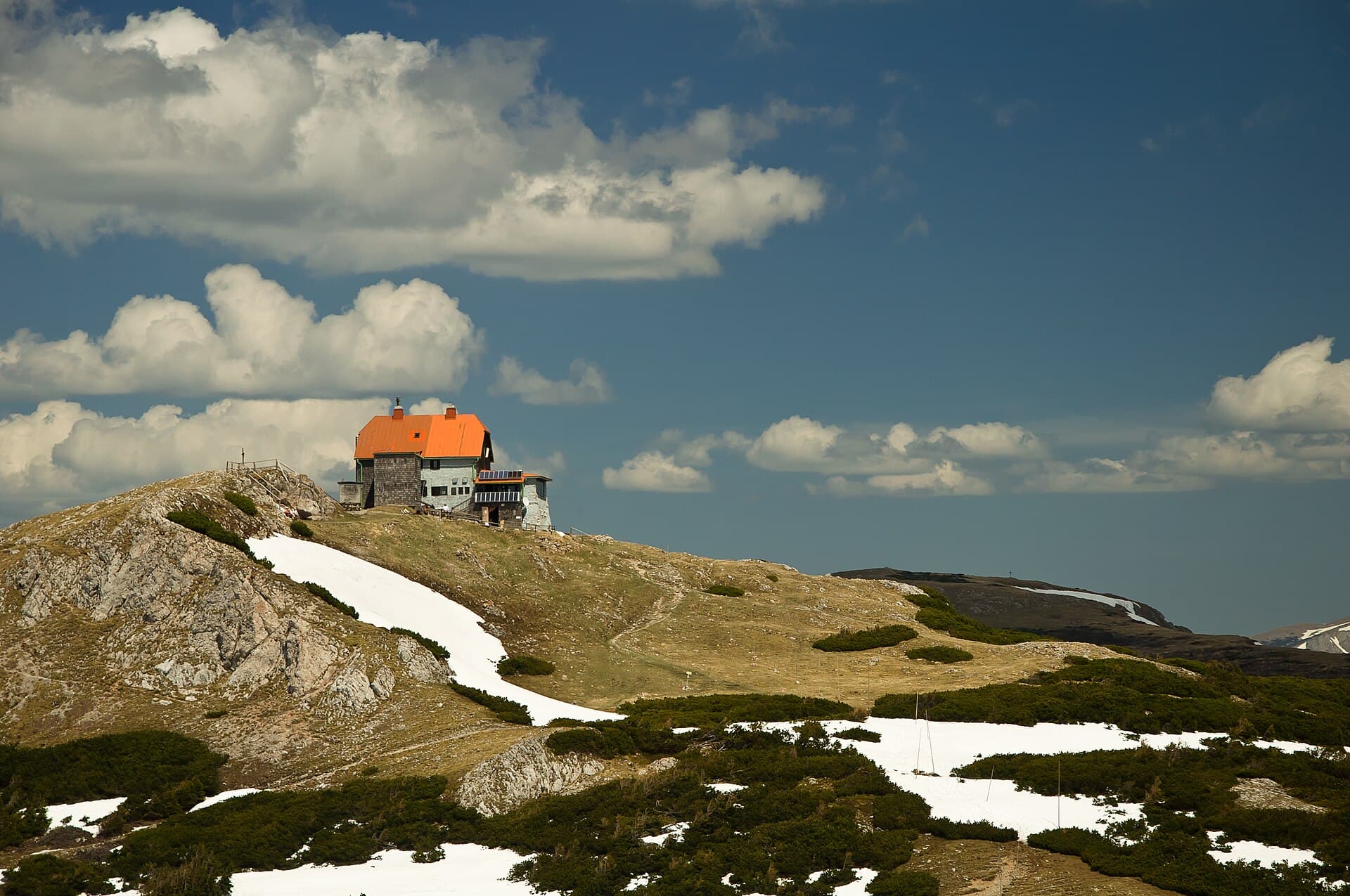 Schneealpenhaus (via Wikimedia Commons, CC BY-SA 3.0)