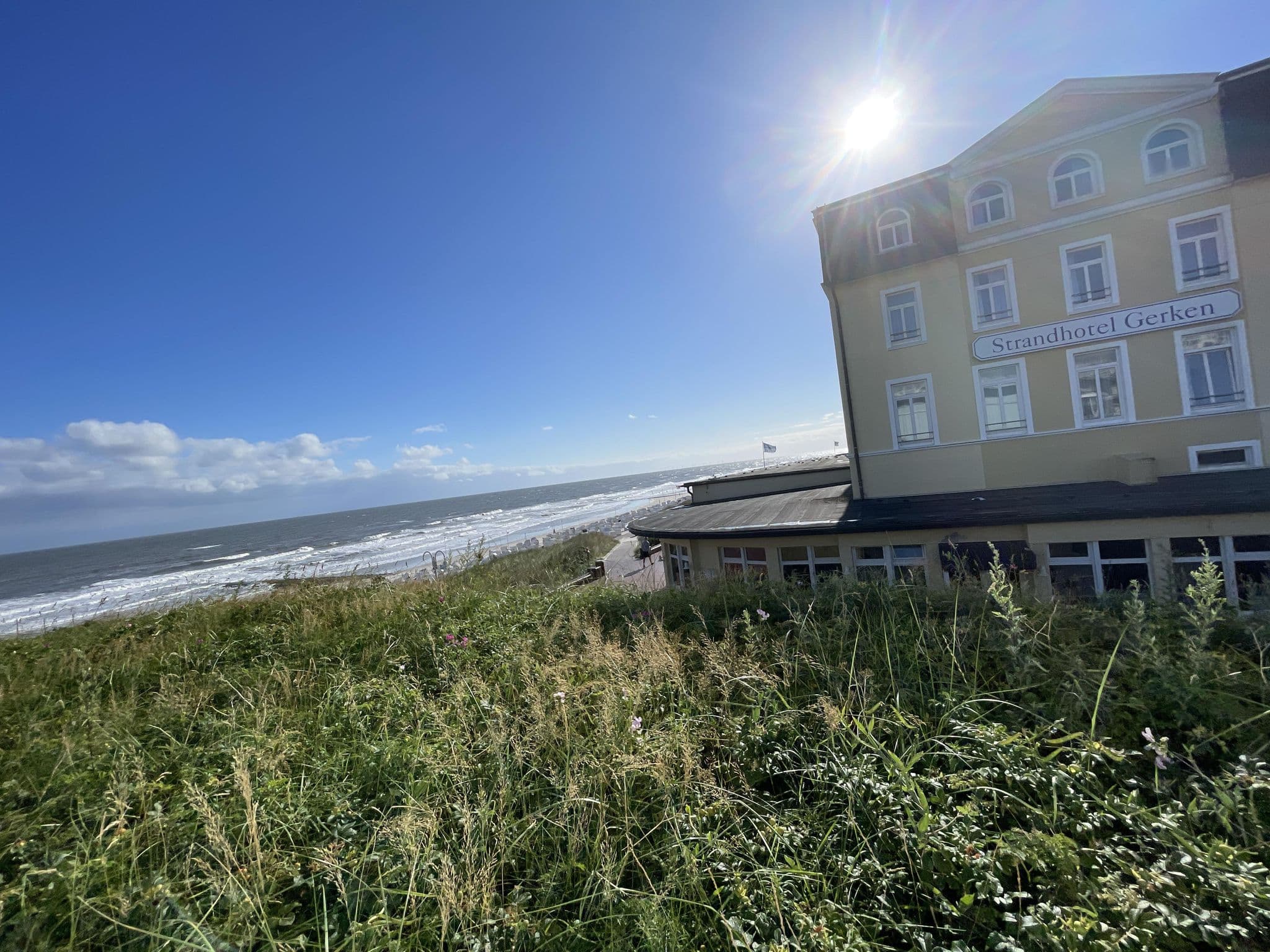 Street view near Strandhotel Gerken, Nordseeheilbad Wangerooge — © hotteliene (CC BY-SA · Mapillary)