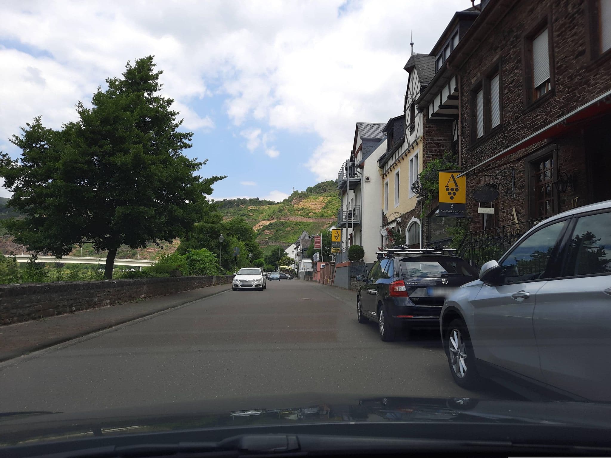 Street view near Weingut Amlinger & Sohn, Ediger-Eller — © Lowiekse (CC BY-SA · Mapillary)