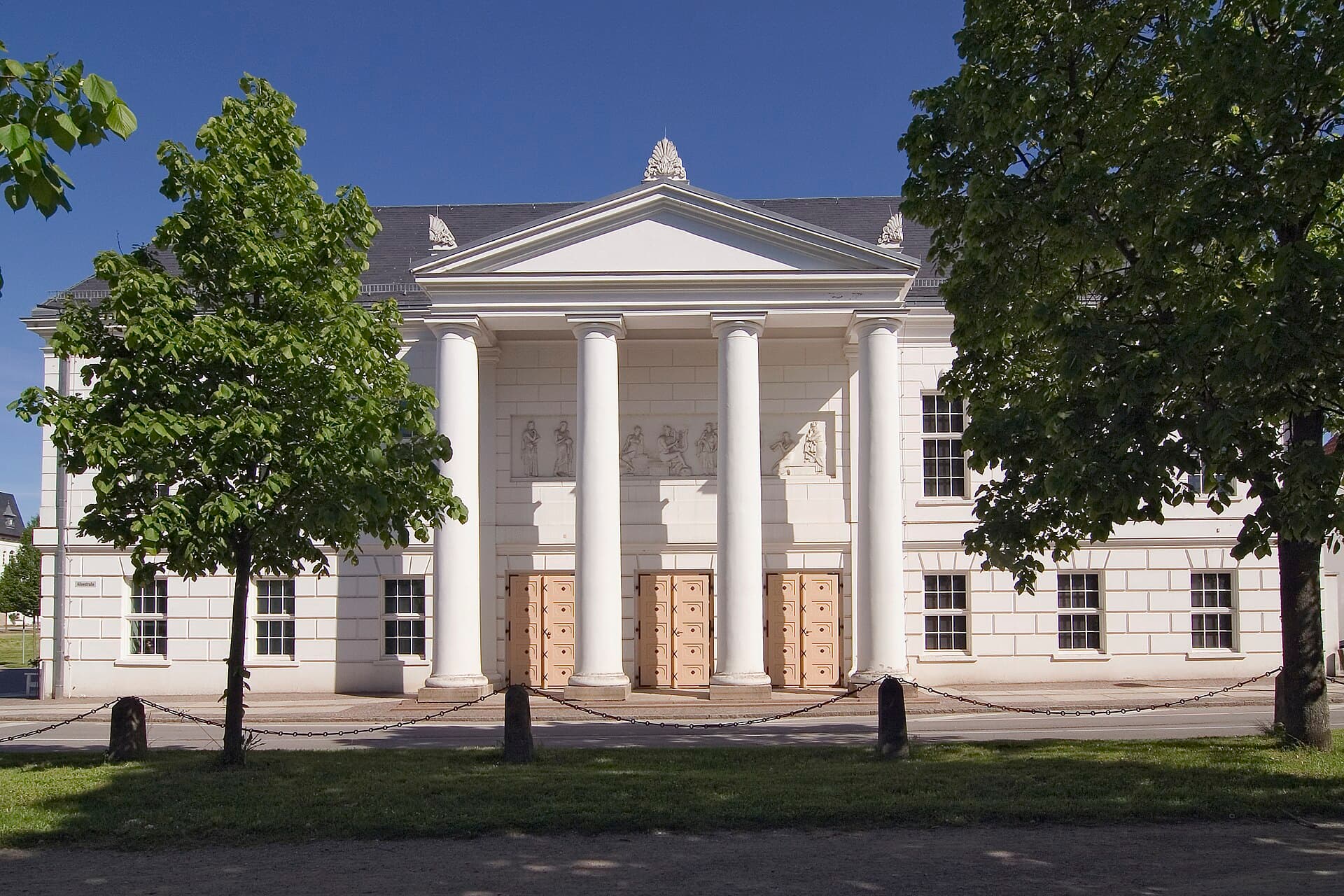 Parkhotel Putbus (via Wikimedia Commons, CC BY-SA 3.0)