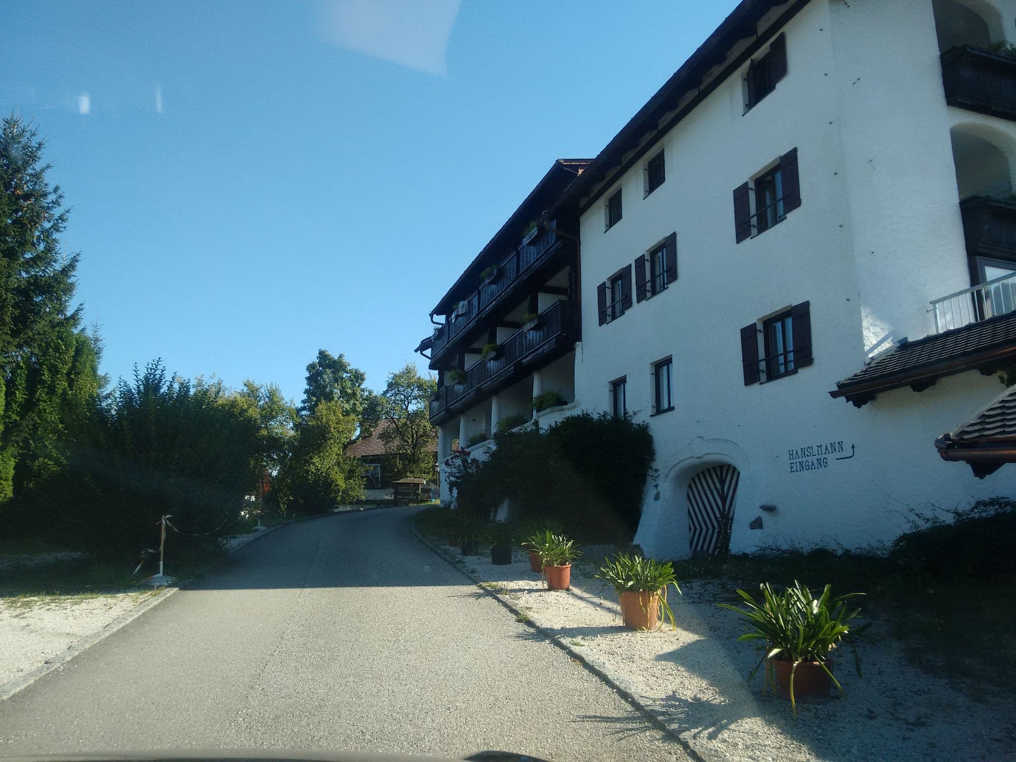 Street view near Hanslmann, Sankt Georgen im Attergau — © gzin (CC BY-SA · Mapillary)