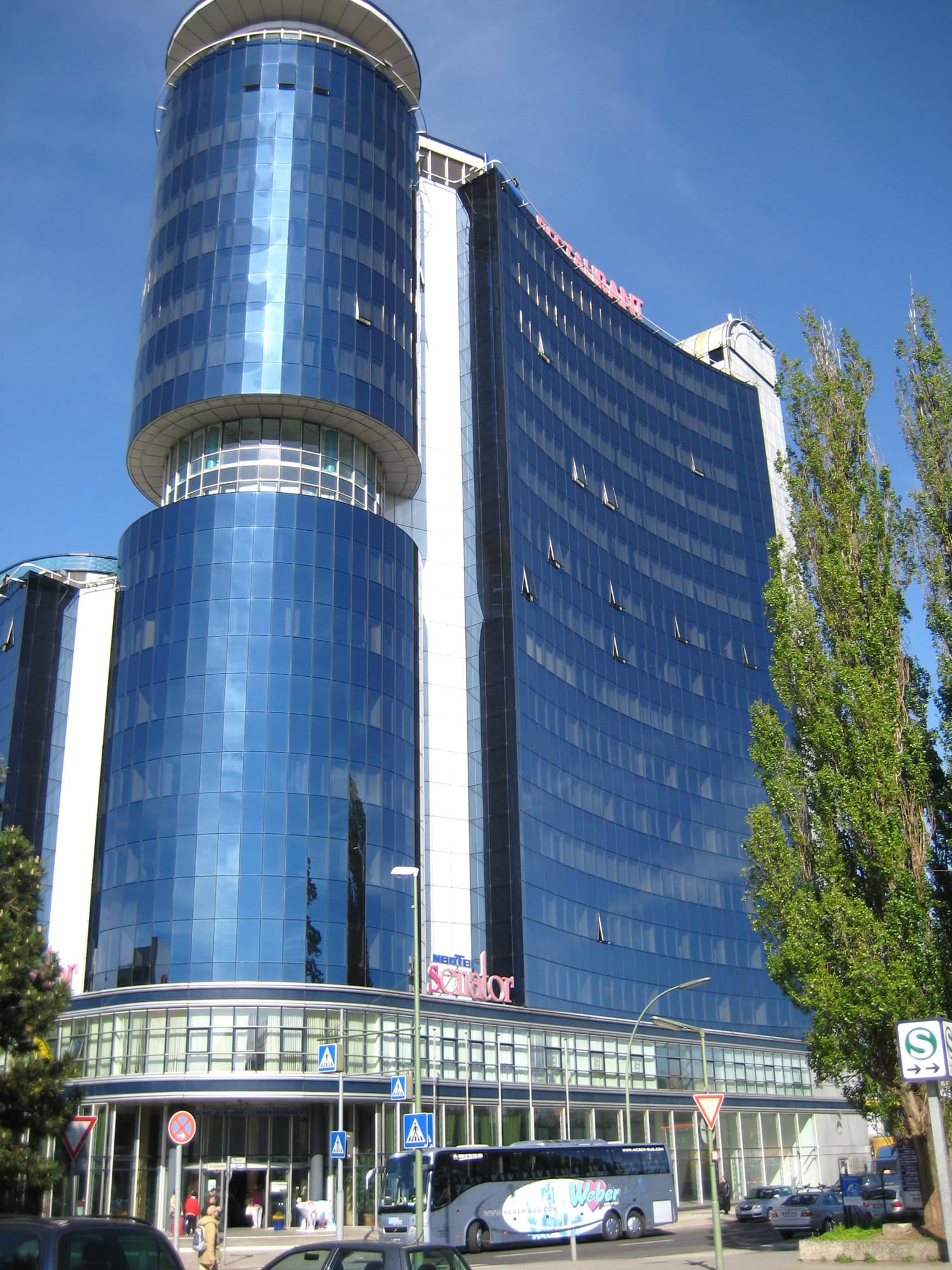 Garner Hotel Berlin - Spandau by IHG (via Wikimedia Commons, CC BY-SA 3.0)
