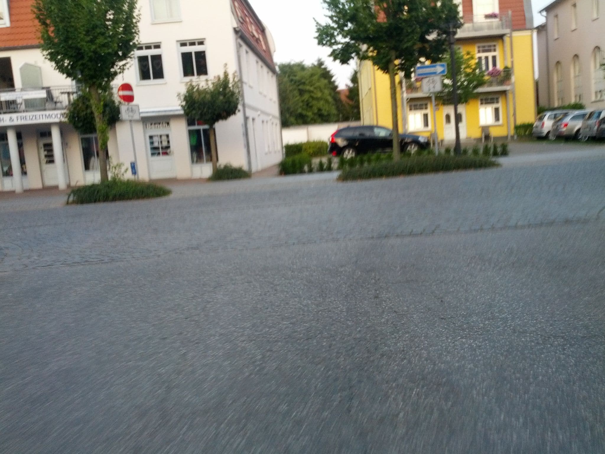 Street view near Hote von Jutrzenka, Ostseebad Kühlungsborn — © zoegglmeyr (CC BY-SA · Mapillary)