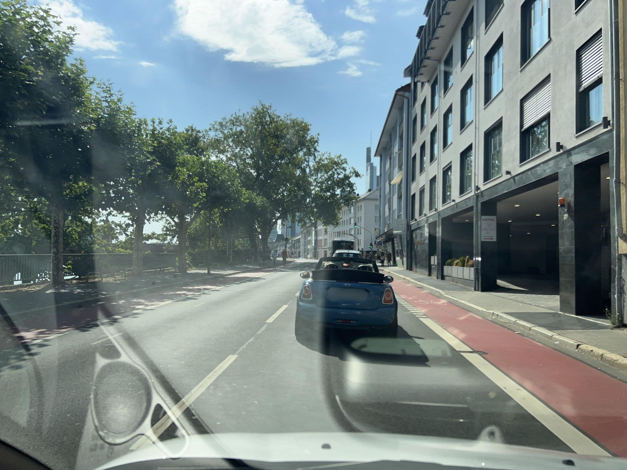 Street view near Hotel Schopenhauer Hof, Frankfurt am Main — © robffm (CC BY-SA · Mapillary)