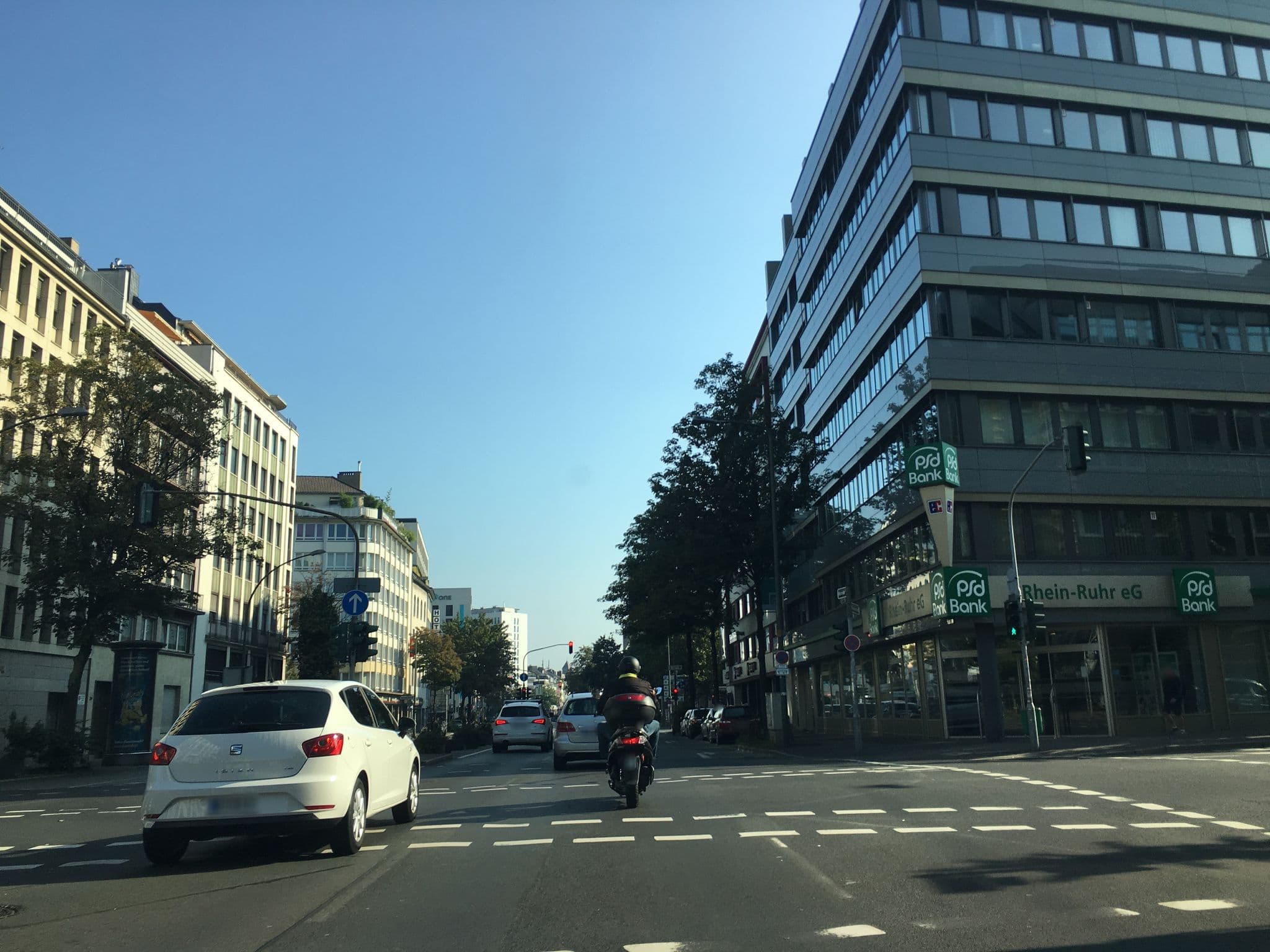 Street view near Hotel Bismarck, Düsseldorf — © chuck (CC BY-SA · Mapillary)