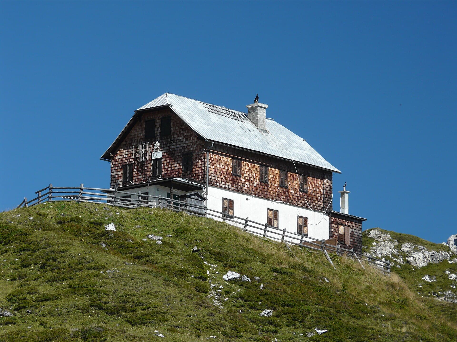 Franz-Fischer-Hütte (via Wikimedia Commons, CC BY 3.0)