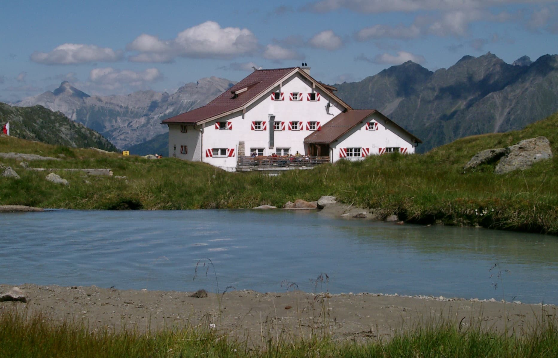 Neue Regensburger Hütte (via Wikimedia Commons, Public domain)