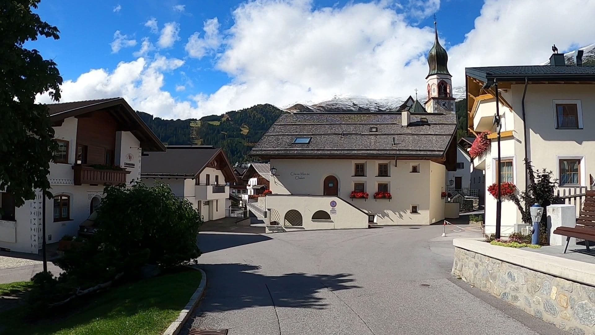 Street view near Chamanna, Fiss
