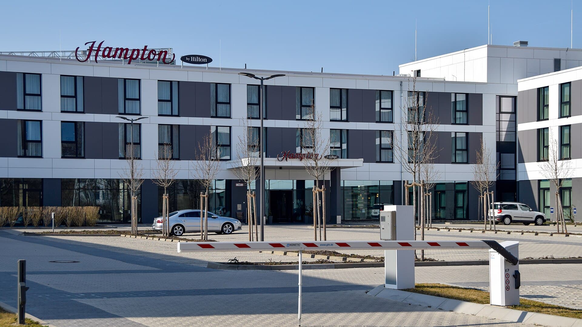 Hampton by Hilton Munich Airport South (via Wikimedia Commons, CC BY 4.0)