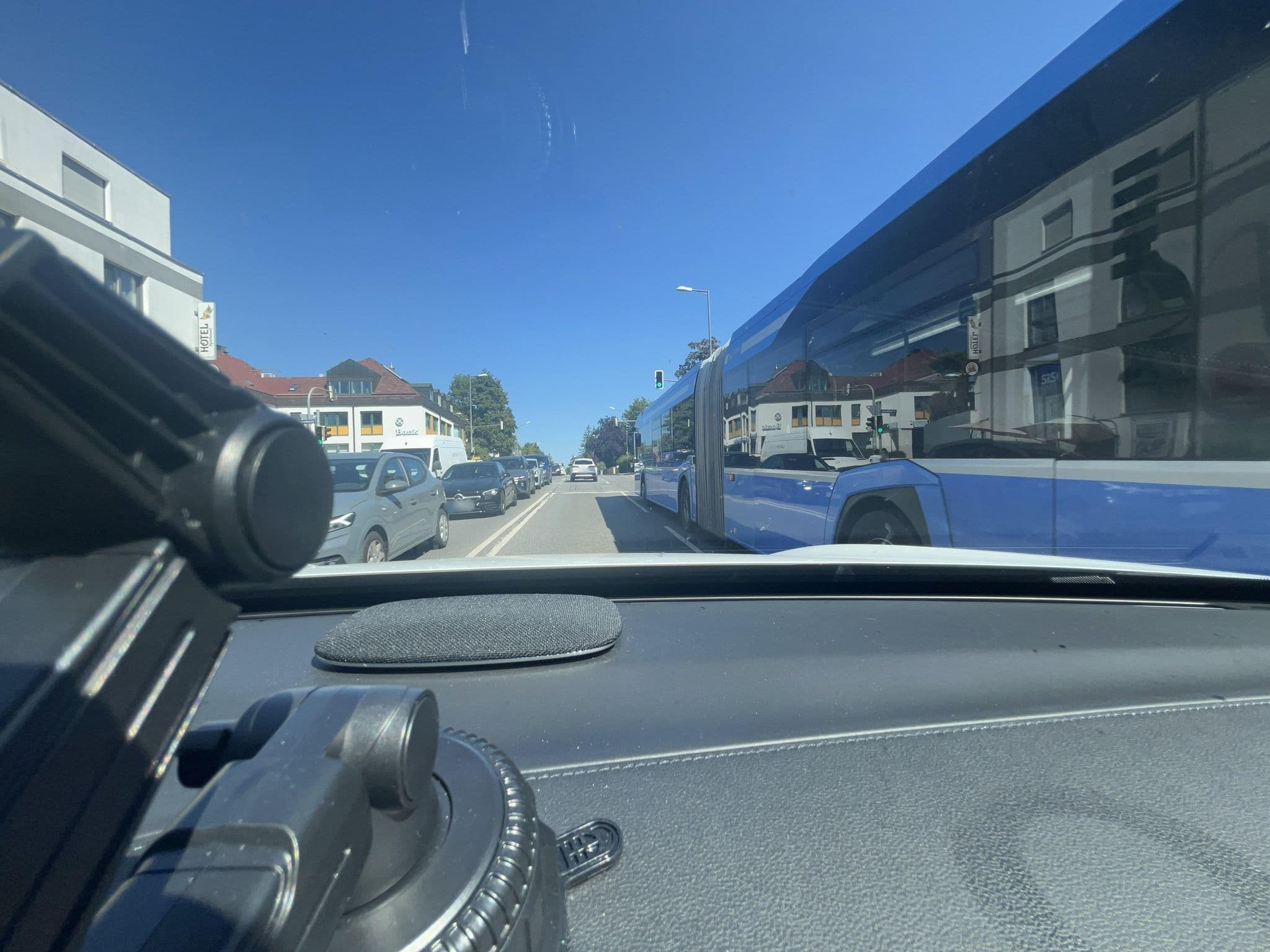 Street view near Sahara Falcon Aparthotel, Pasing — © lin_wang (CC BY-SA · Mapillary)