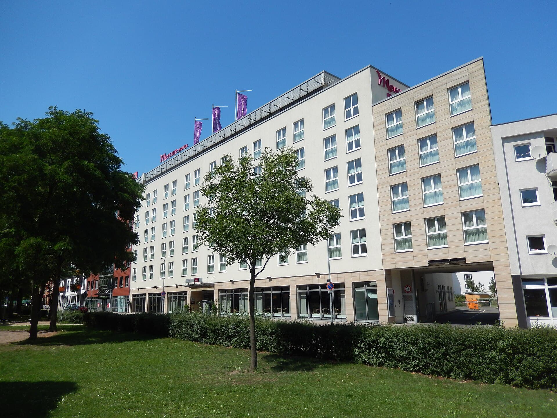 Mercure Hotel Hannover Mitte (via Wikimedia Commons, CC BY 3.0)
