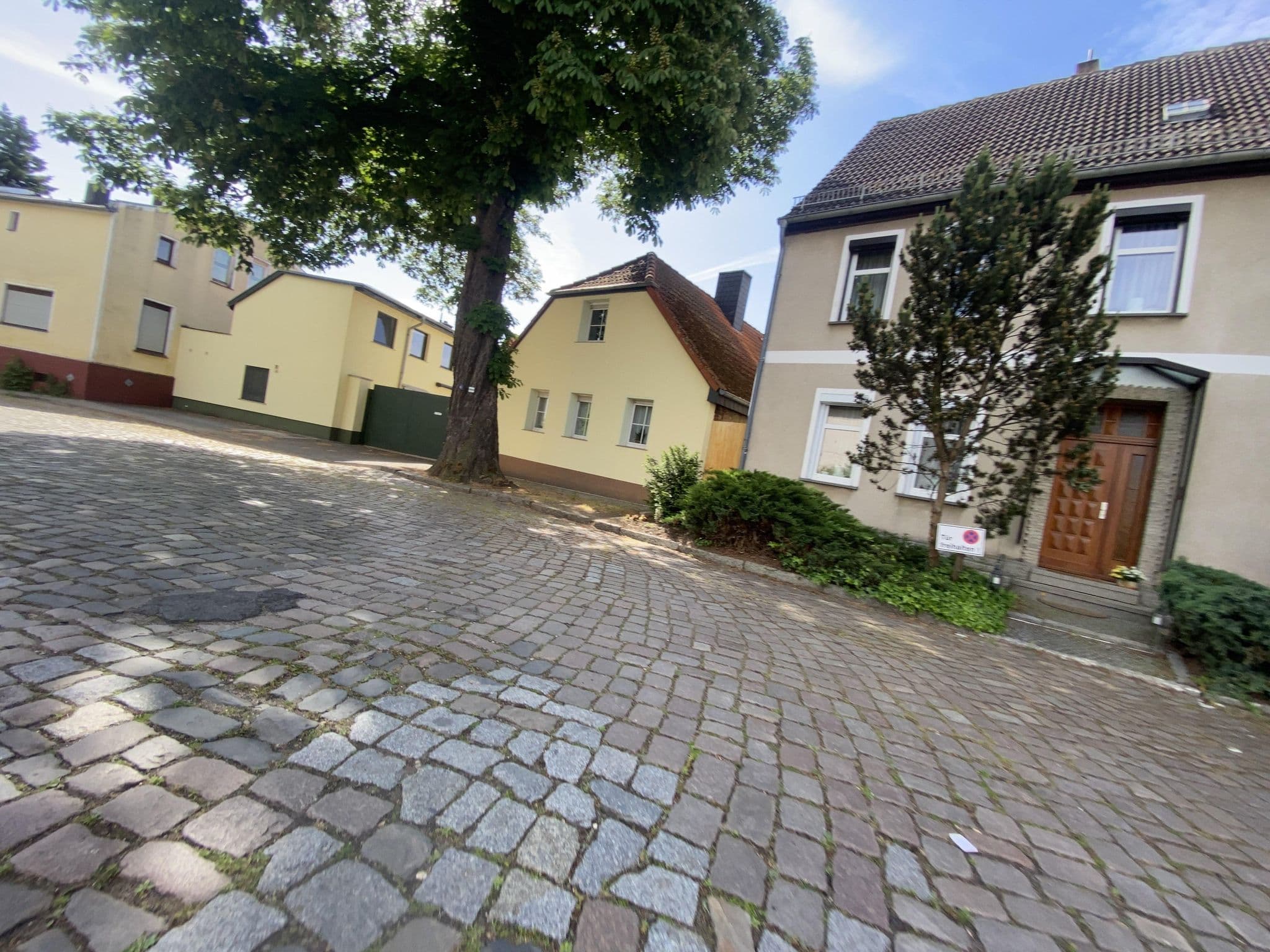 Street view near Hotel ElbRivera, Magdeburg — © eserte (CC BY-SA · Mapillary)