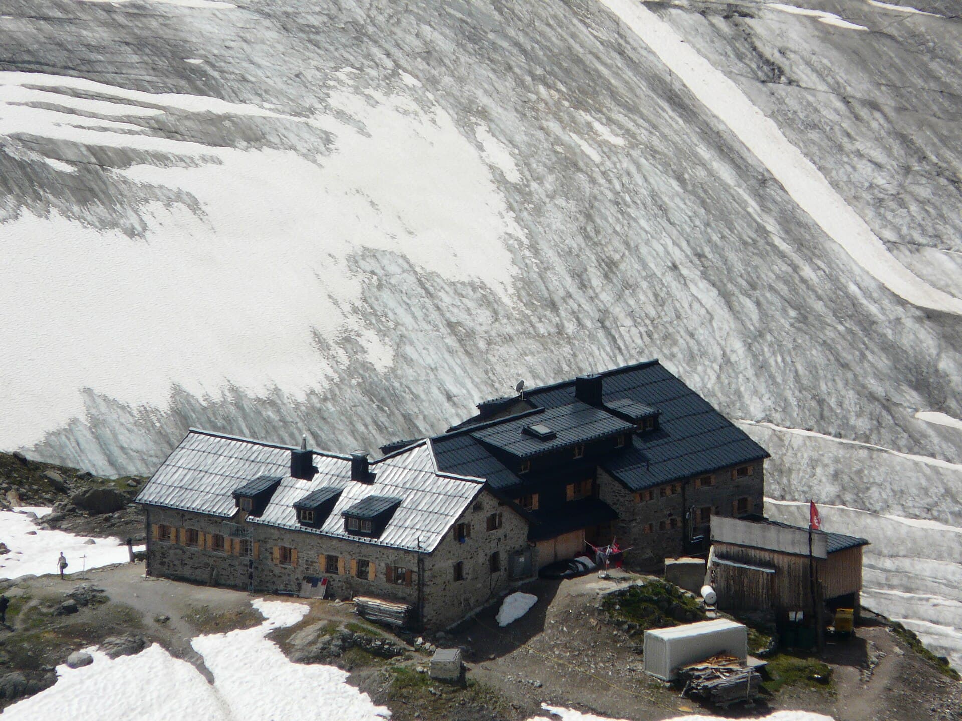 Braunschweiger Hütte (via Wikimedia Commons, CC BY-SA 3.0)