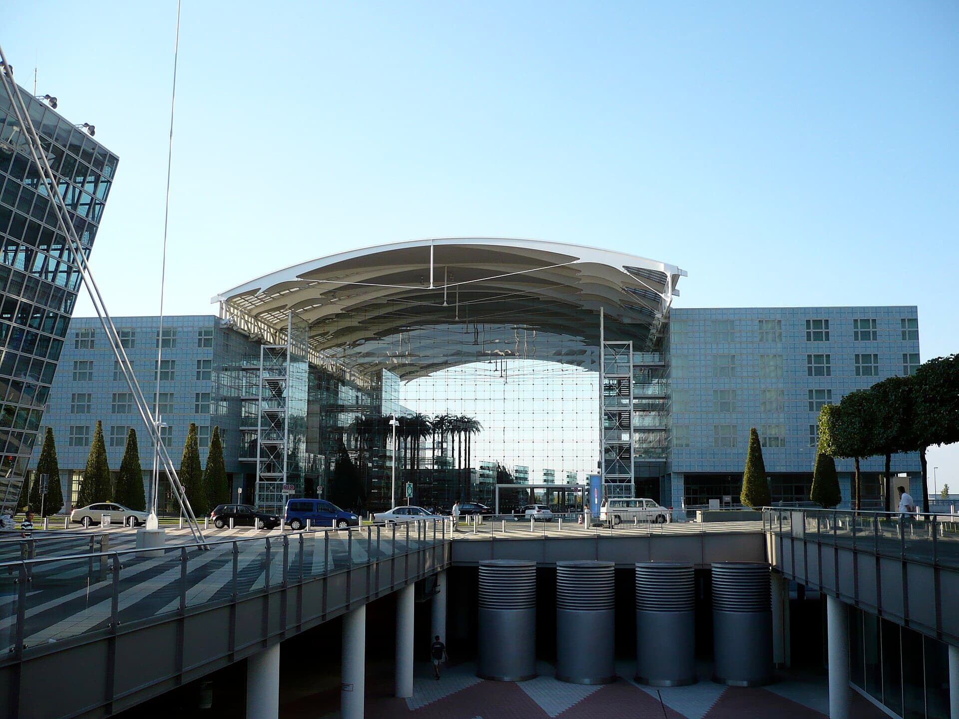 Hilton Munich Airport (via Wikimedia Commons, CC BY 3.0)