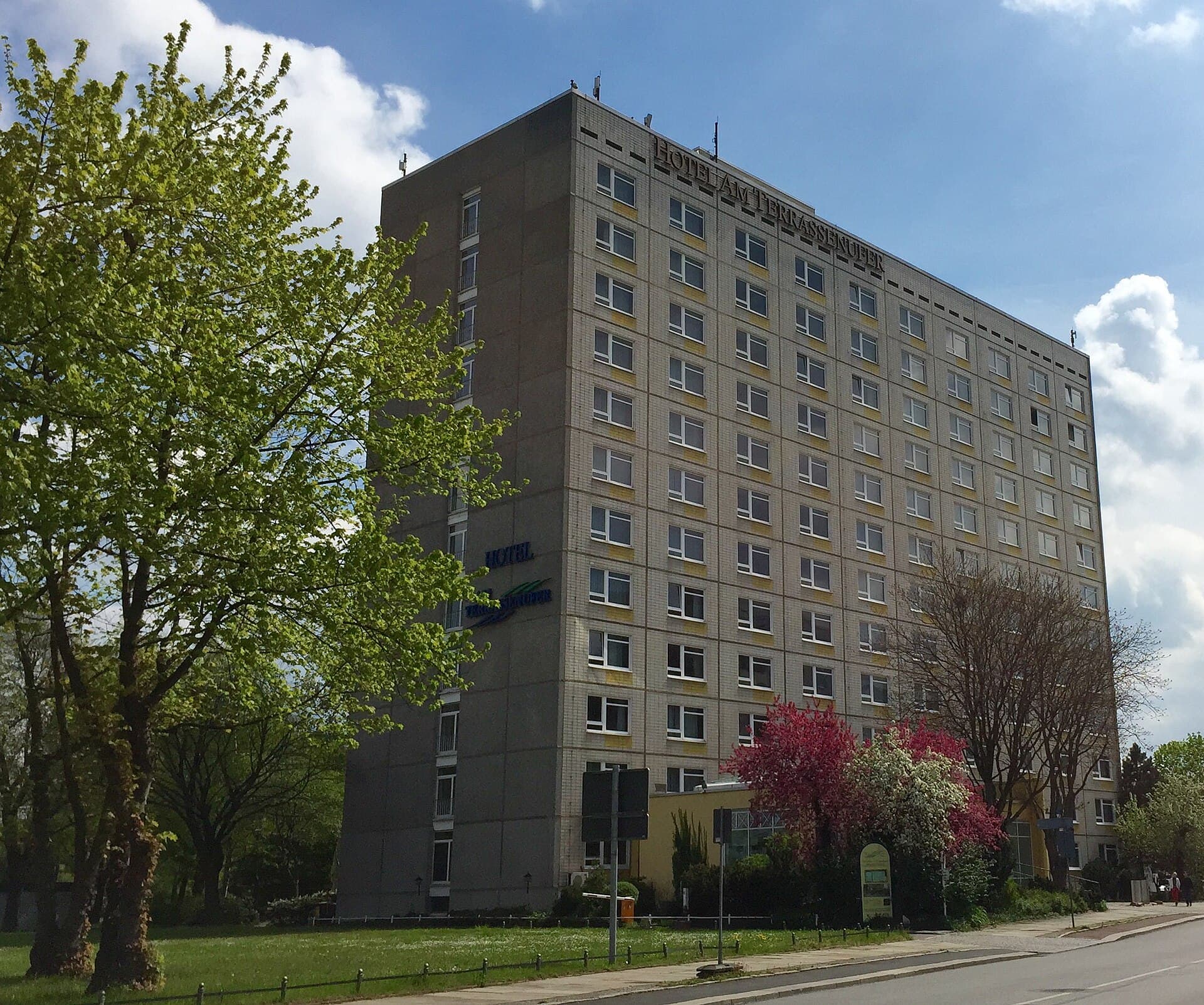 Hotel Am Terrassenufer (via Wikimedia Commons, CC0)