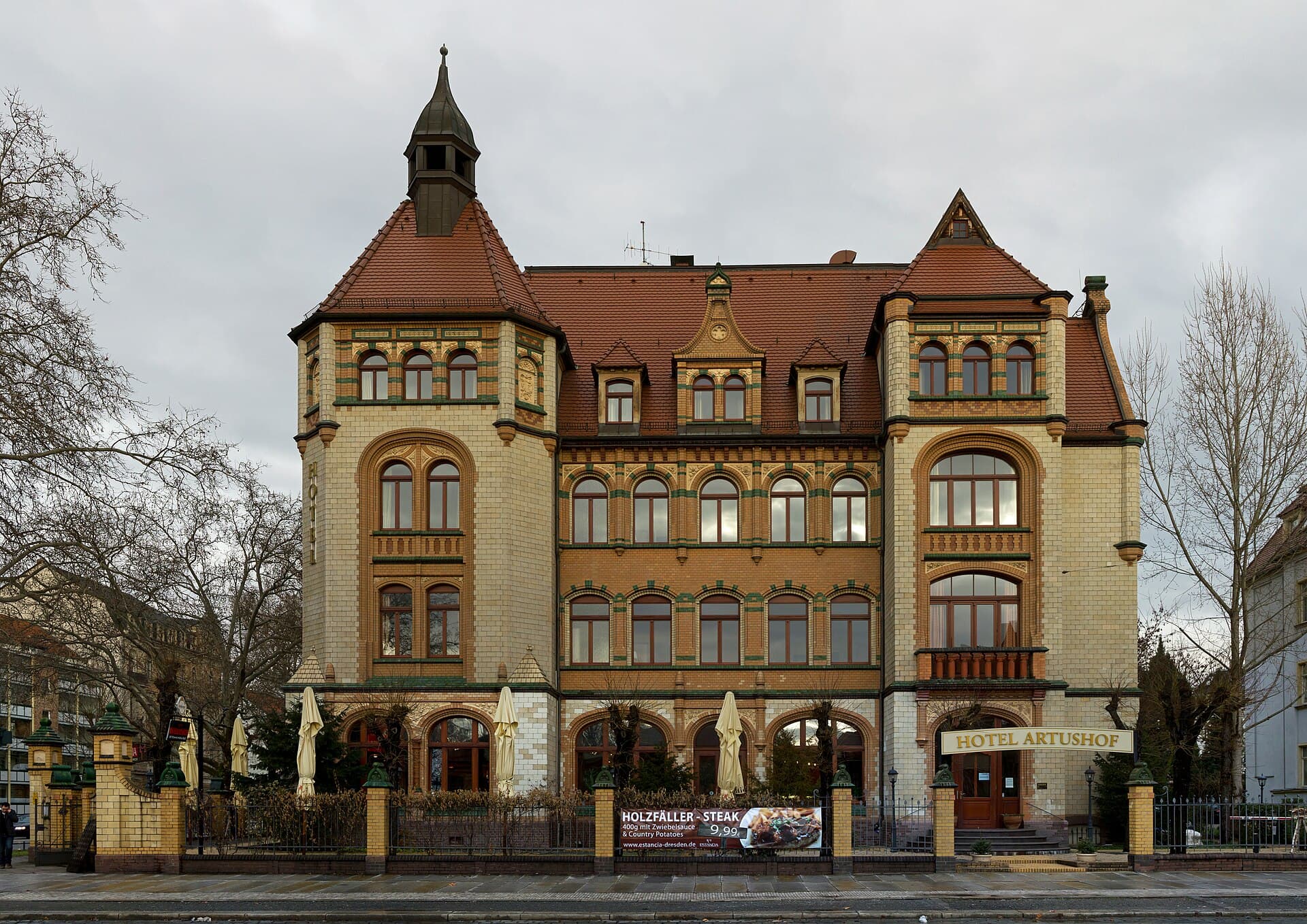 Artushof (via Wikimedia Commons, CC BY-SA 3.0)
