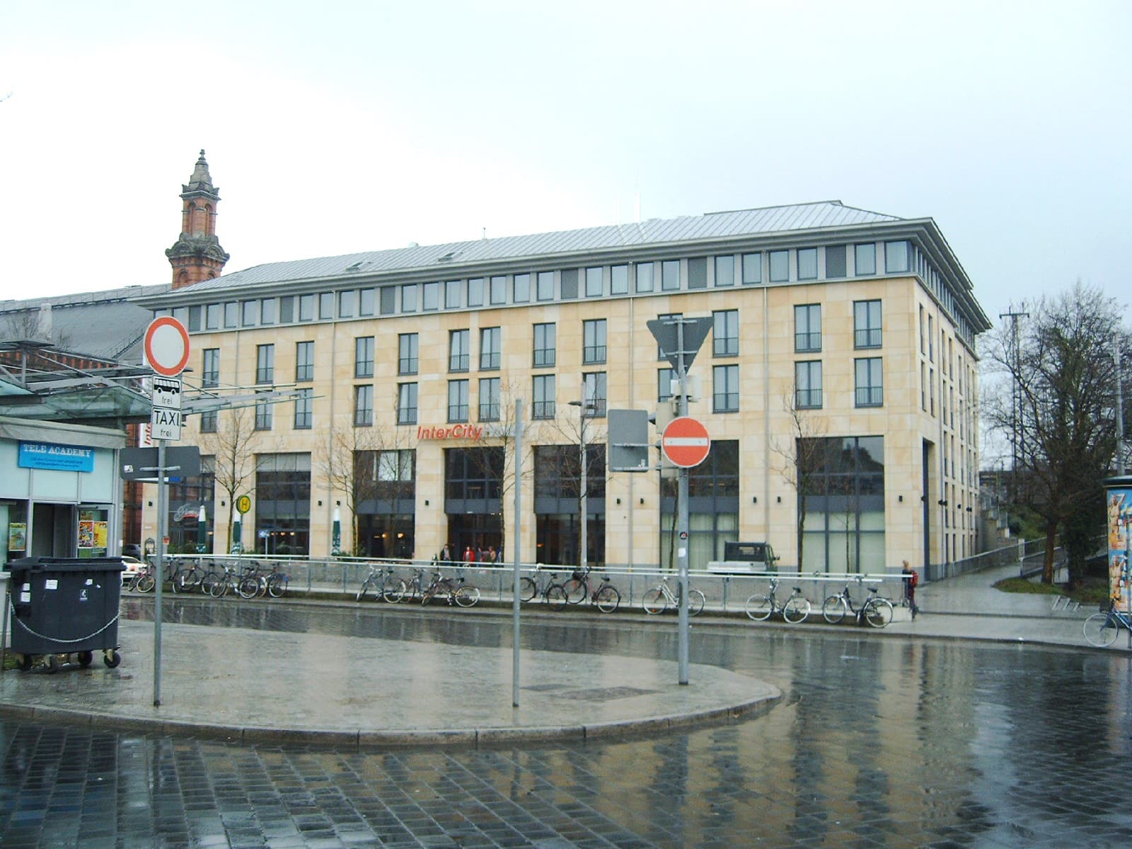 InterCityHotel Bremen (via Wikimedia Commons, CC BY 2.5)