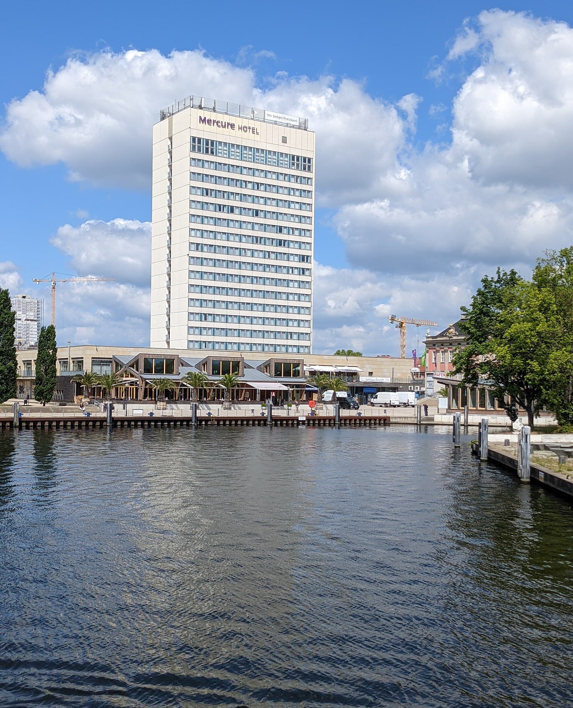 Mercure Hotel Potsdam City (via Wikimedia Commons, CC BY-SA 4.0)