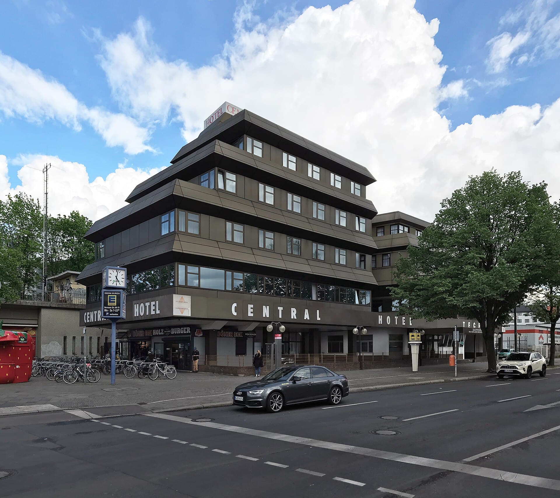 Central Hotel (via Wikimedia Commons, CC BY-SA 4.0)