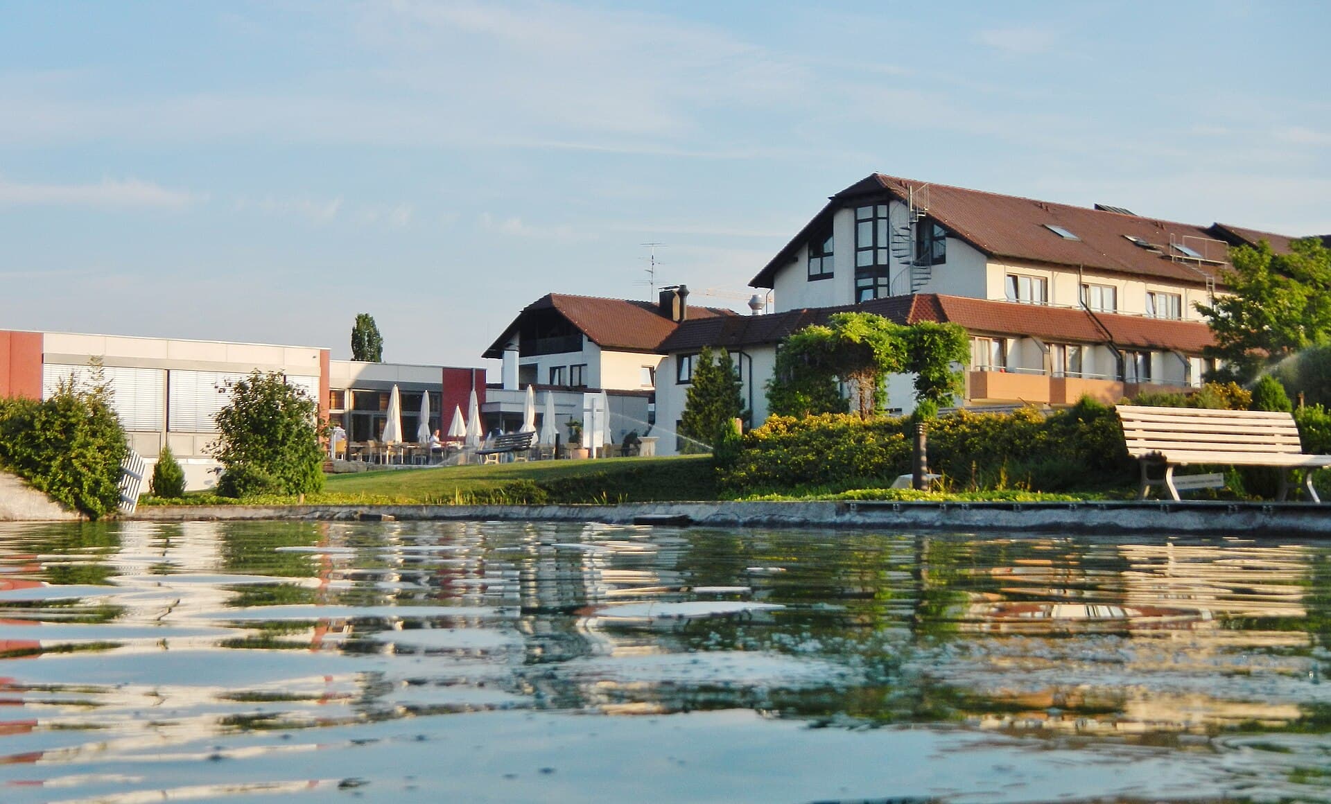ARAMIS Tagungs- & Sporthotel (via Wikimedia Commons, CC BY 3.0)