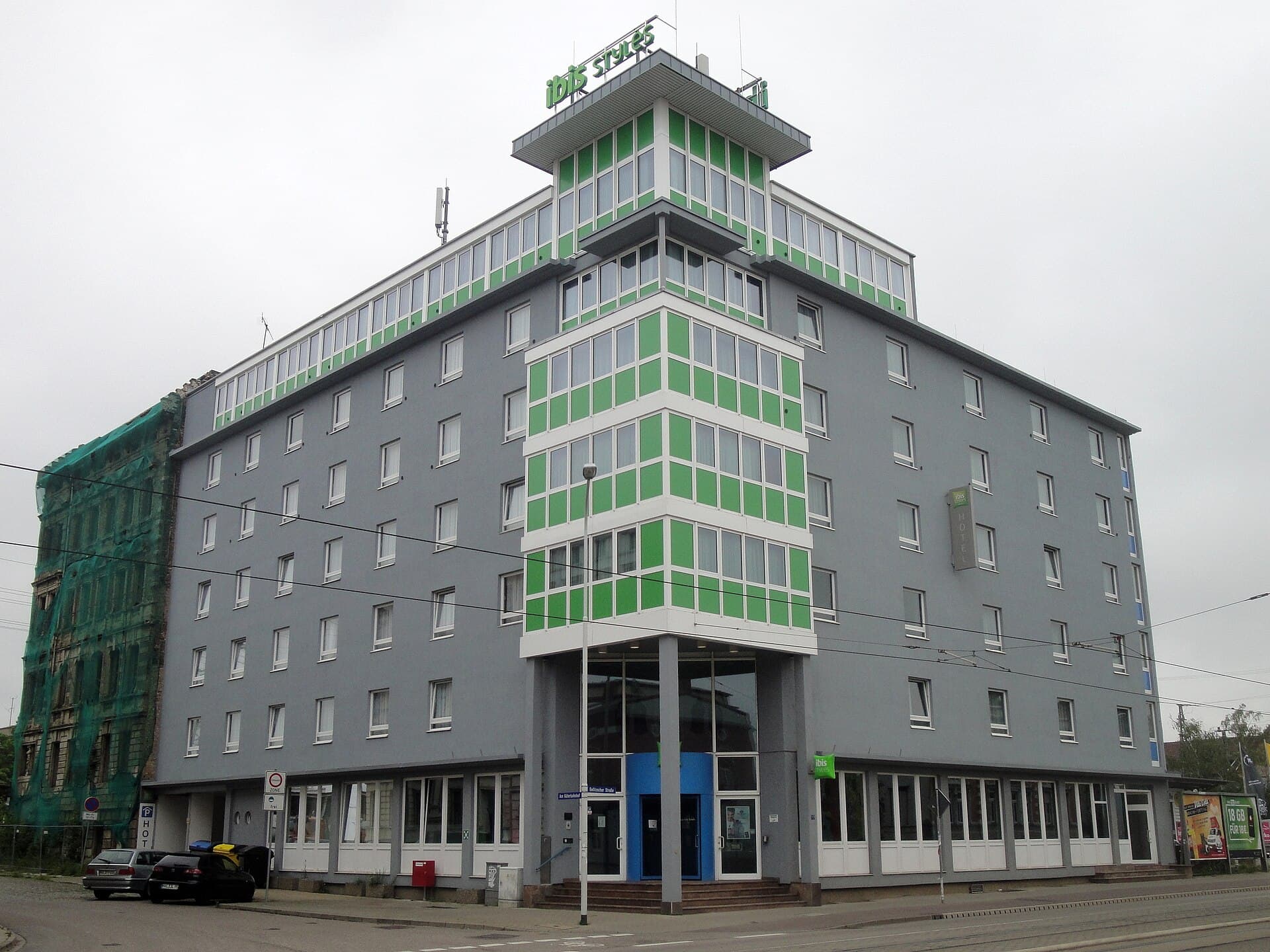 ibis Styles Halle (via Wikimedia Commons, CC BY-SA 4.0)