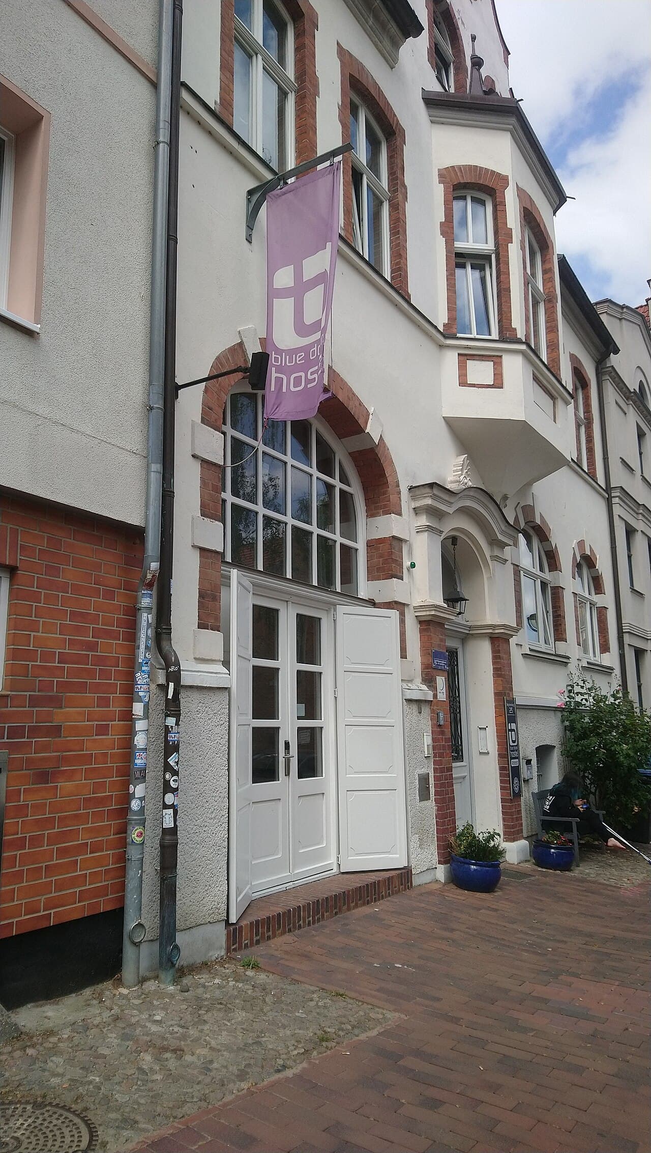 blue doors hostel Altstadt (via Wikimedia Commons, CC BY-SA 3.0)