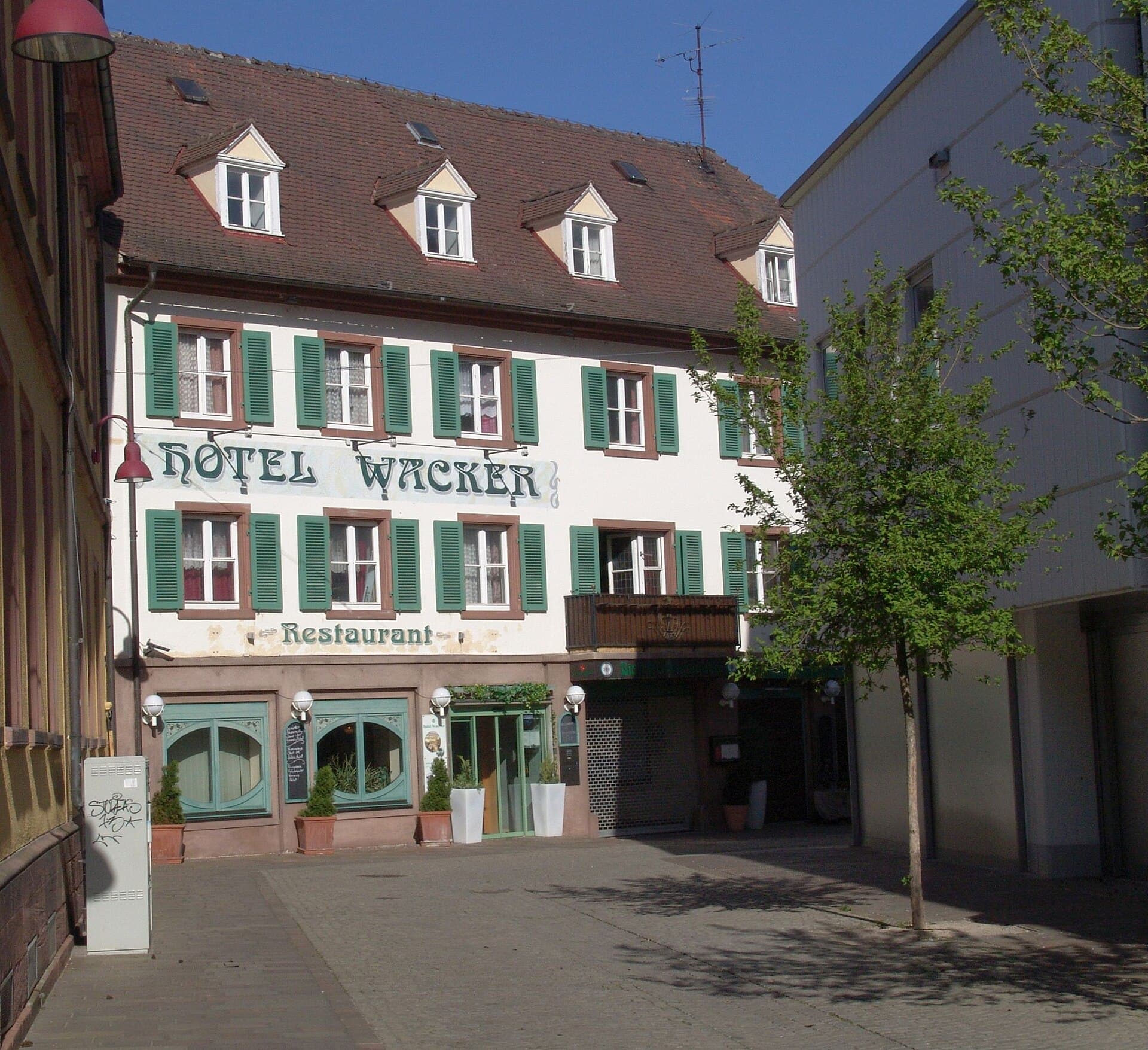 Hotel Wacker (via Wikimedia Commons, CC BY-SA 4.0)
