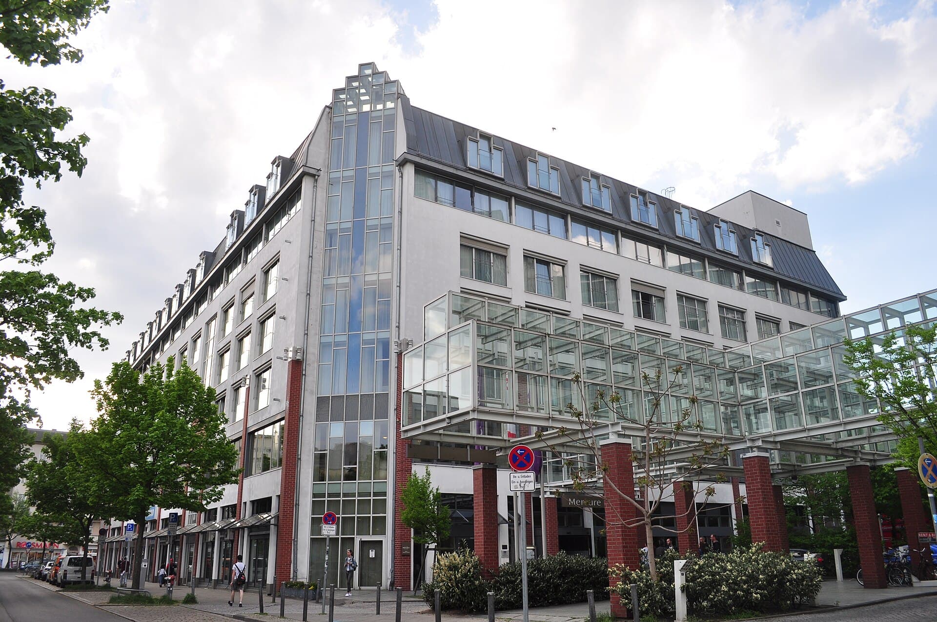 Mercure Hotel Berlin Tempelhof (via Wikimedia Commons, CC BY-SA 4.0)