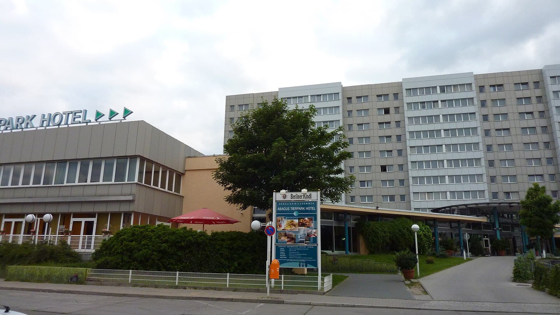 Abacus Tierpark Hotel (via Wikimedia Commons, CC BY-SA 3.0)
