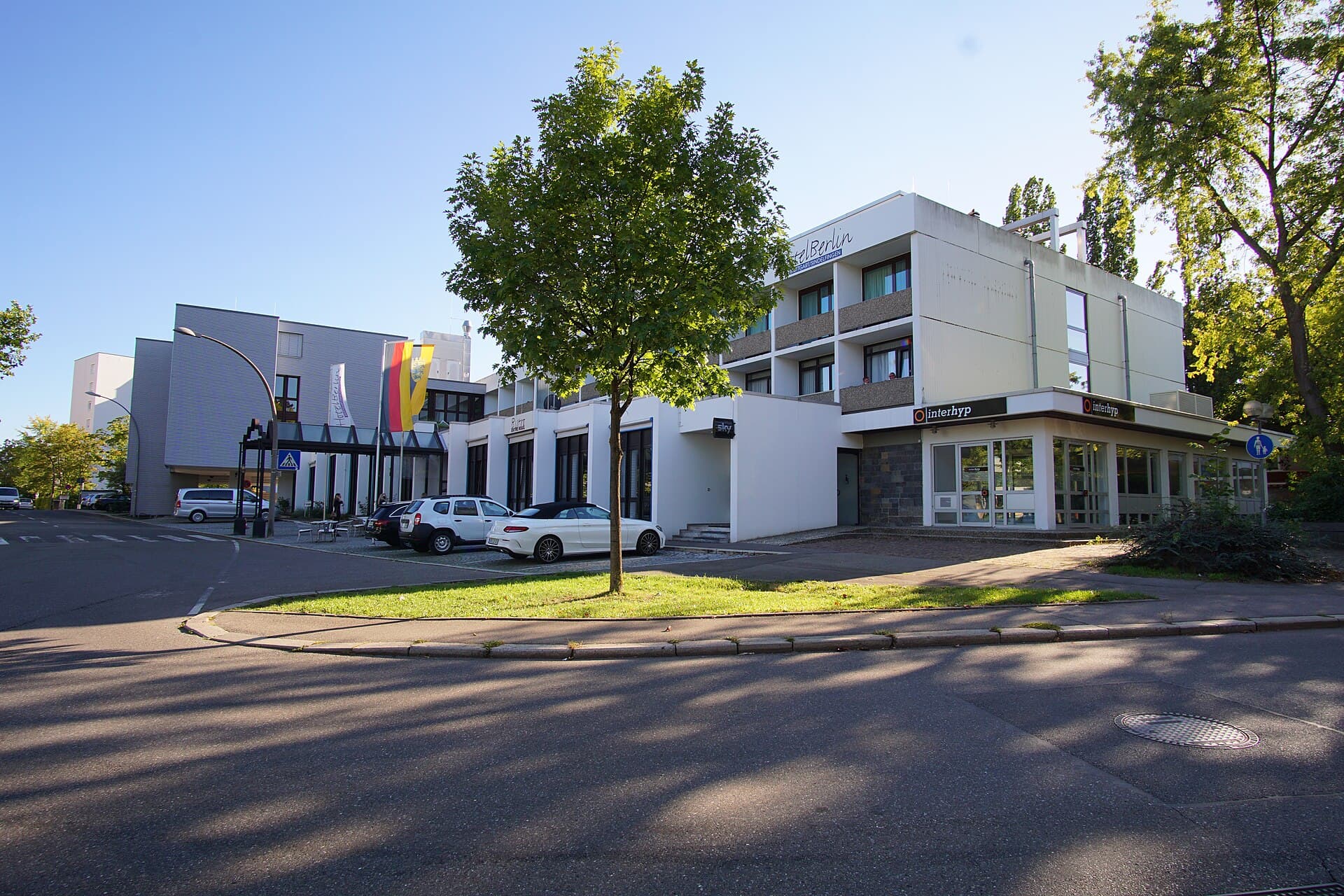 Hotel Berlin (via Wikimedia Commons, CC BY-SA 3.0)